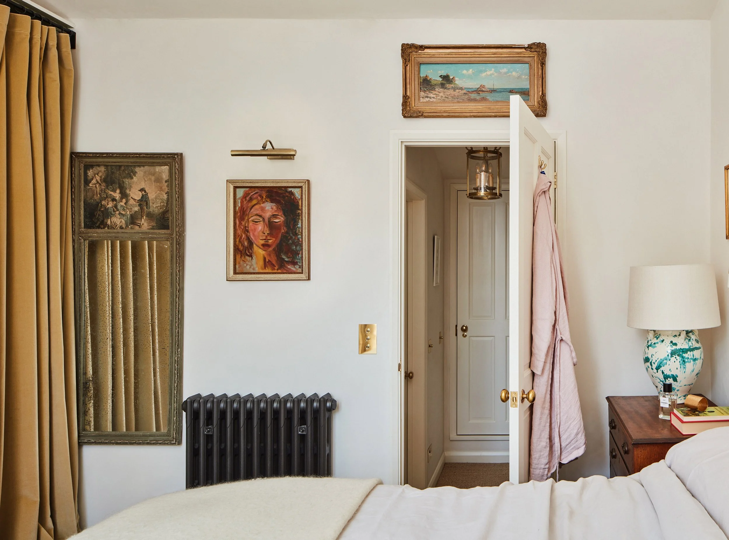Urban-cottage_0000_Cream-bedroom-antiques-art-modern-british-interior.jpg