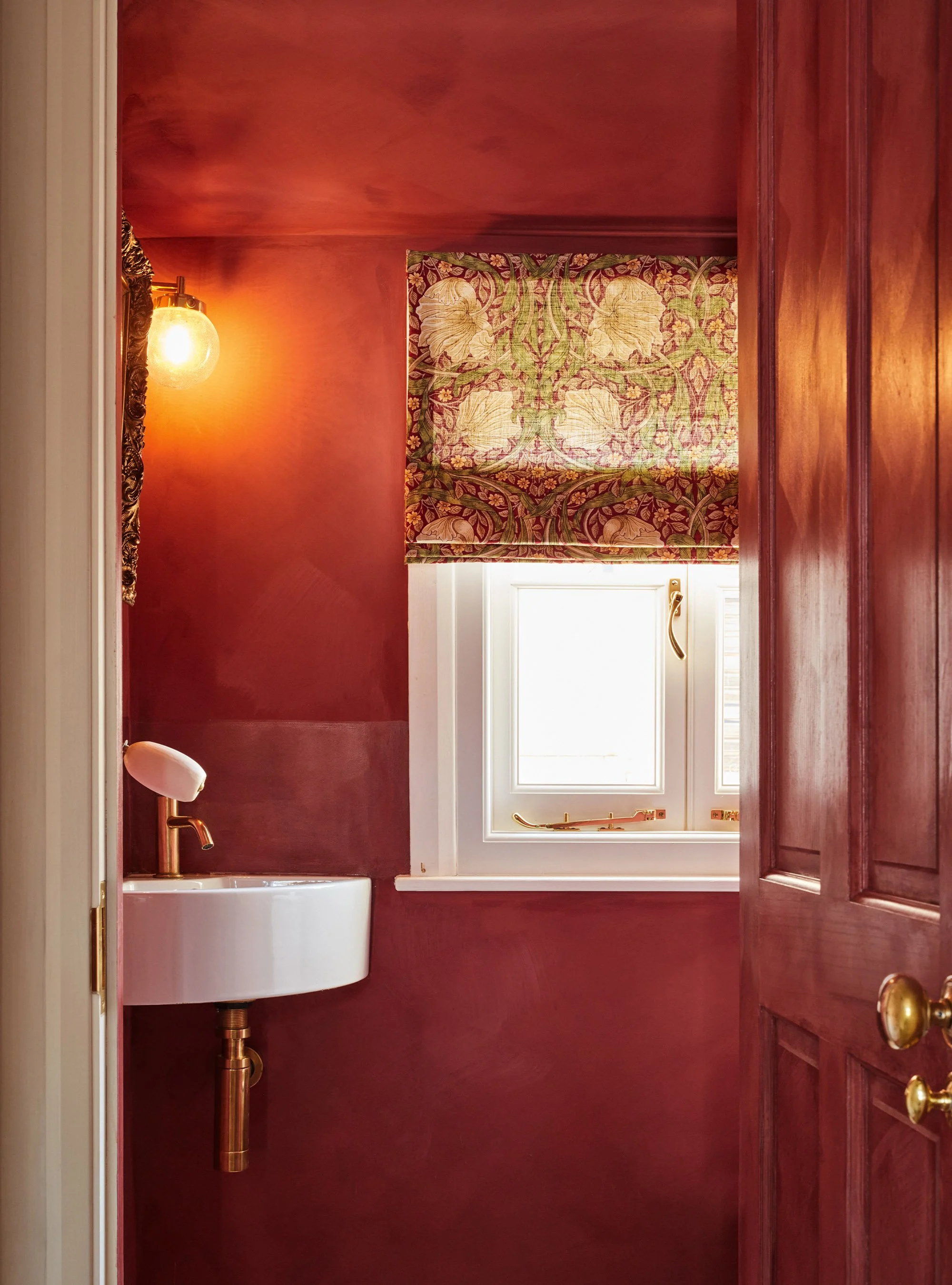 Urban-cottage_0000_Textured-firey-red-downstairs-loo.jpg