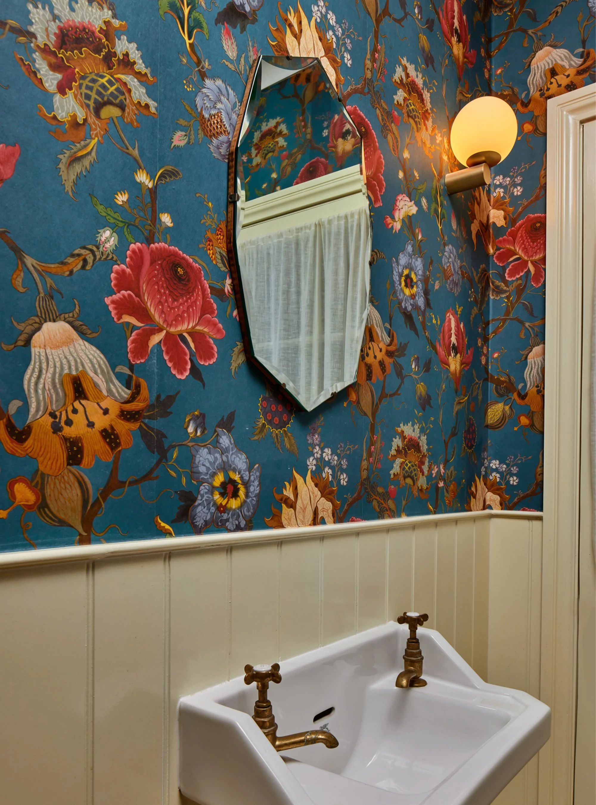 Hackney-luxury-townhouse-_0000_Downstairs-loo-bold-floral-blue-wallpaper-panelling-.jpg