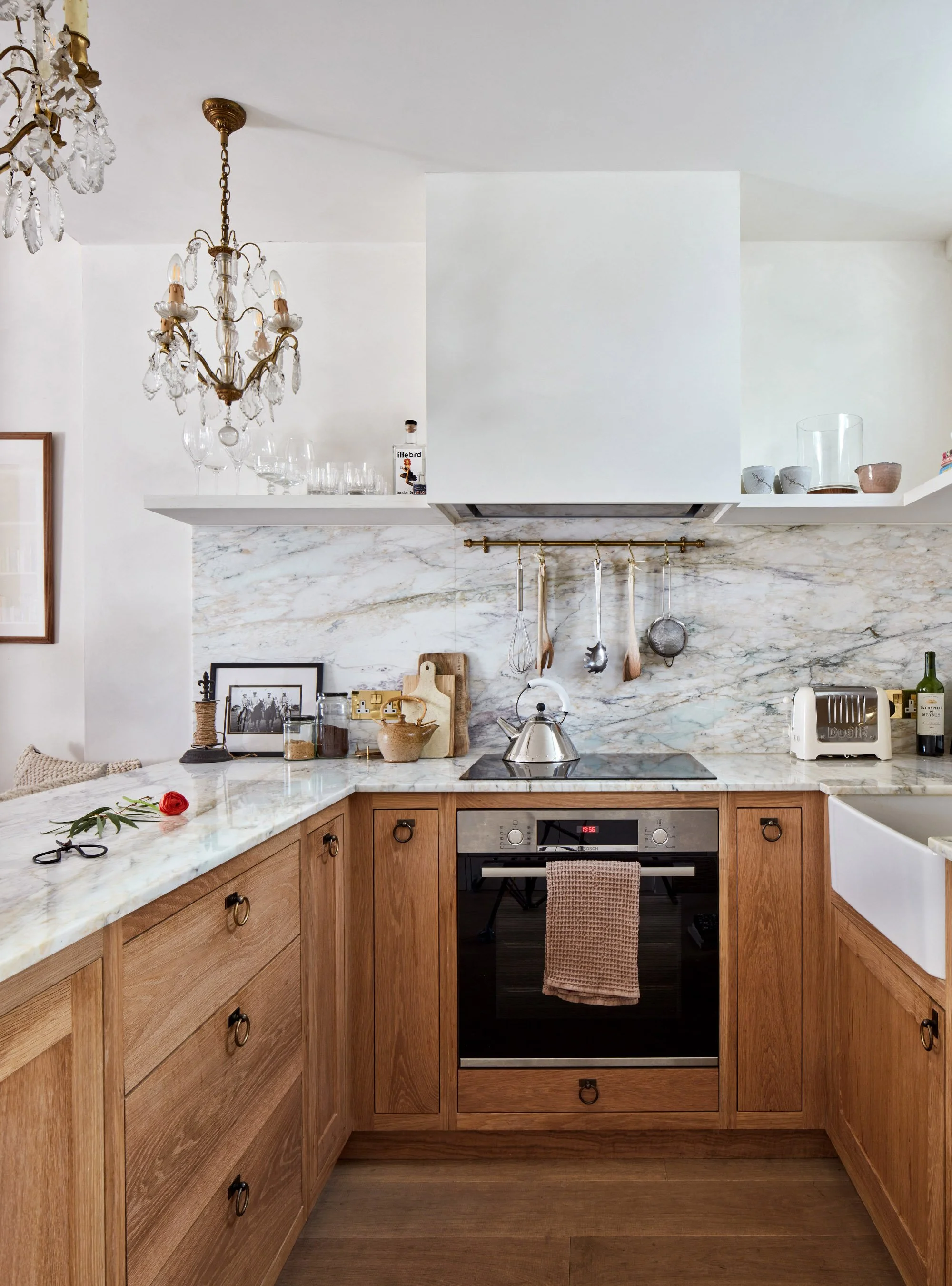 Urban-cottage_0007_Elegant-marble-cottage-style-kitchen.jpg