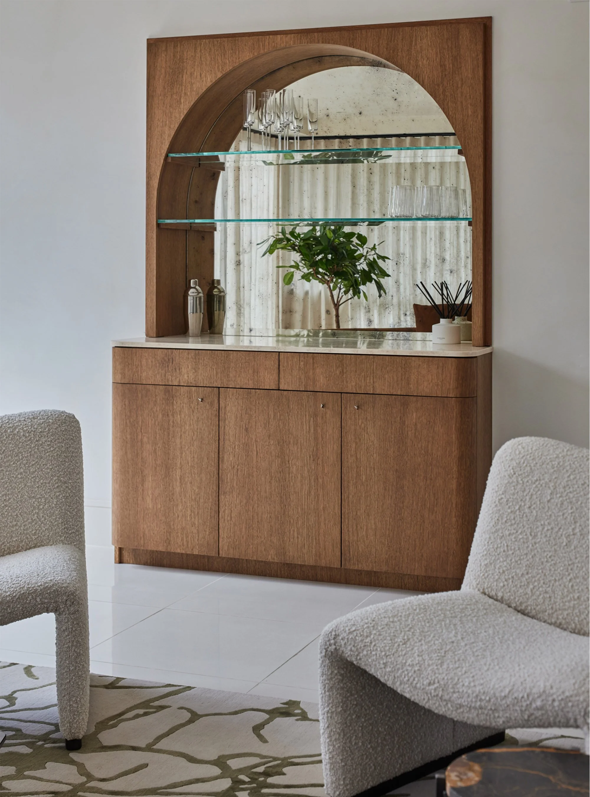Calm-Mayfair-retreat-_0014_Foxed-glass-drinks-cabinet-white-boucle-chairs.jpg