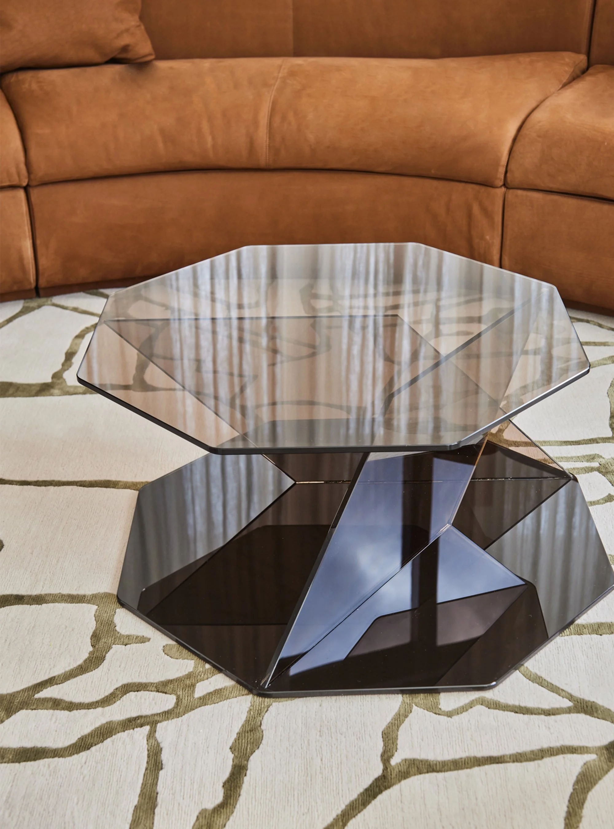 Calm-Mayfair-retreat-_0018_Contemporary-glass-sculptural-jewel-like-coffee-table.jpg