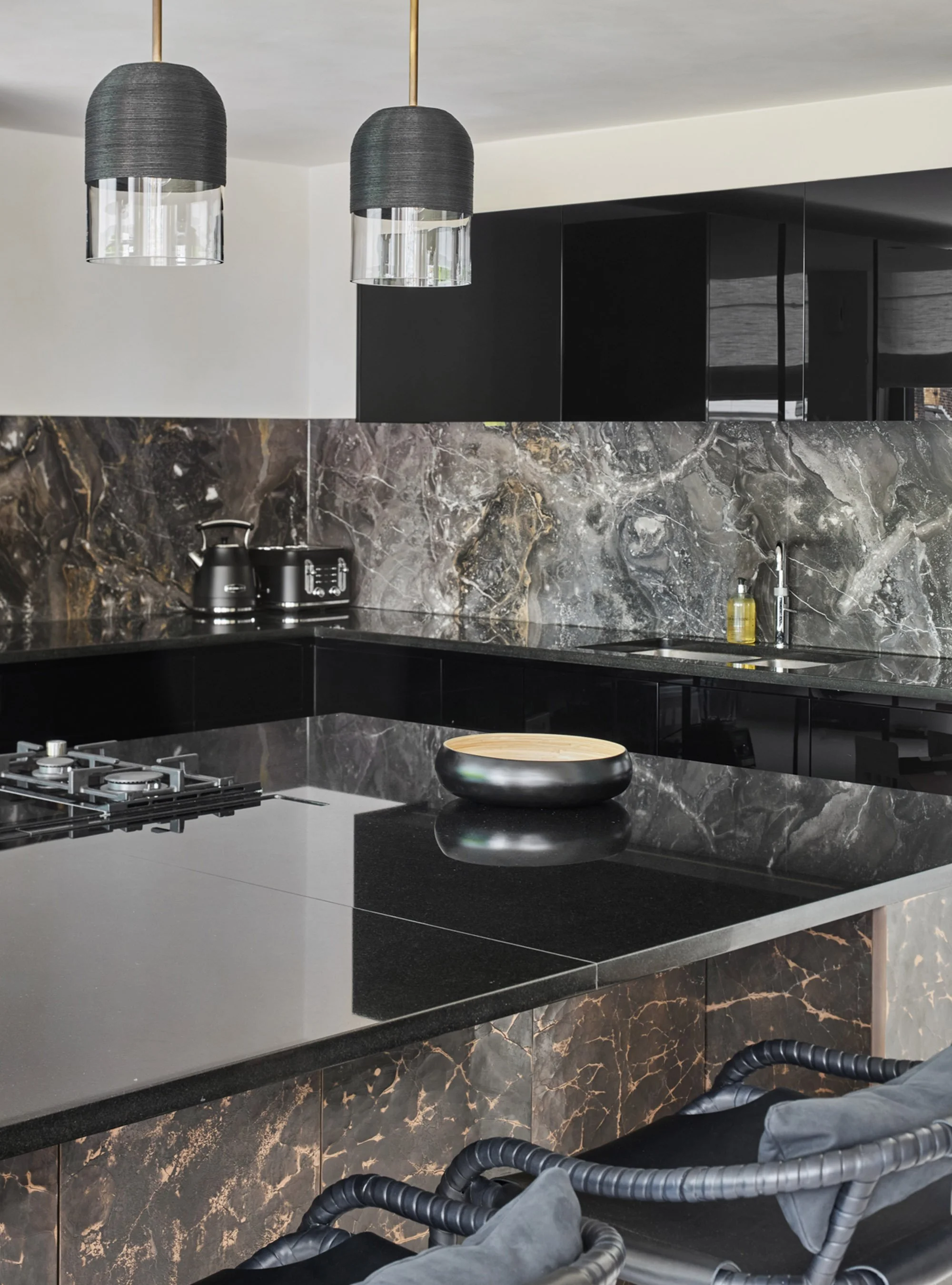 Calm-Mayfair-retreat-_0009_Luxury-black-kitchen-design-black-marble.jpg
