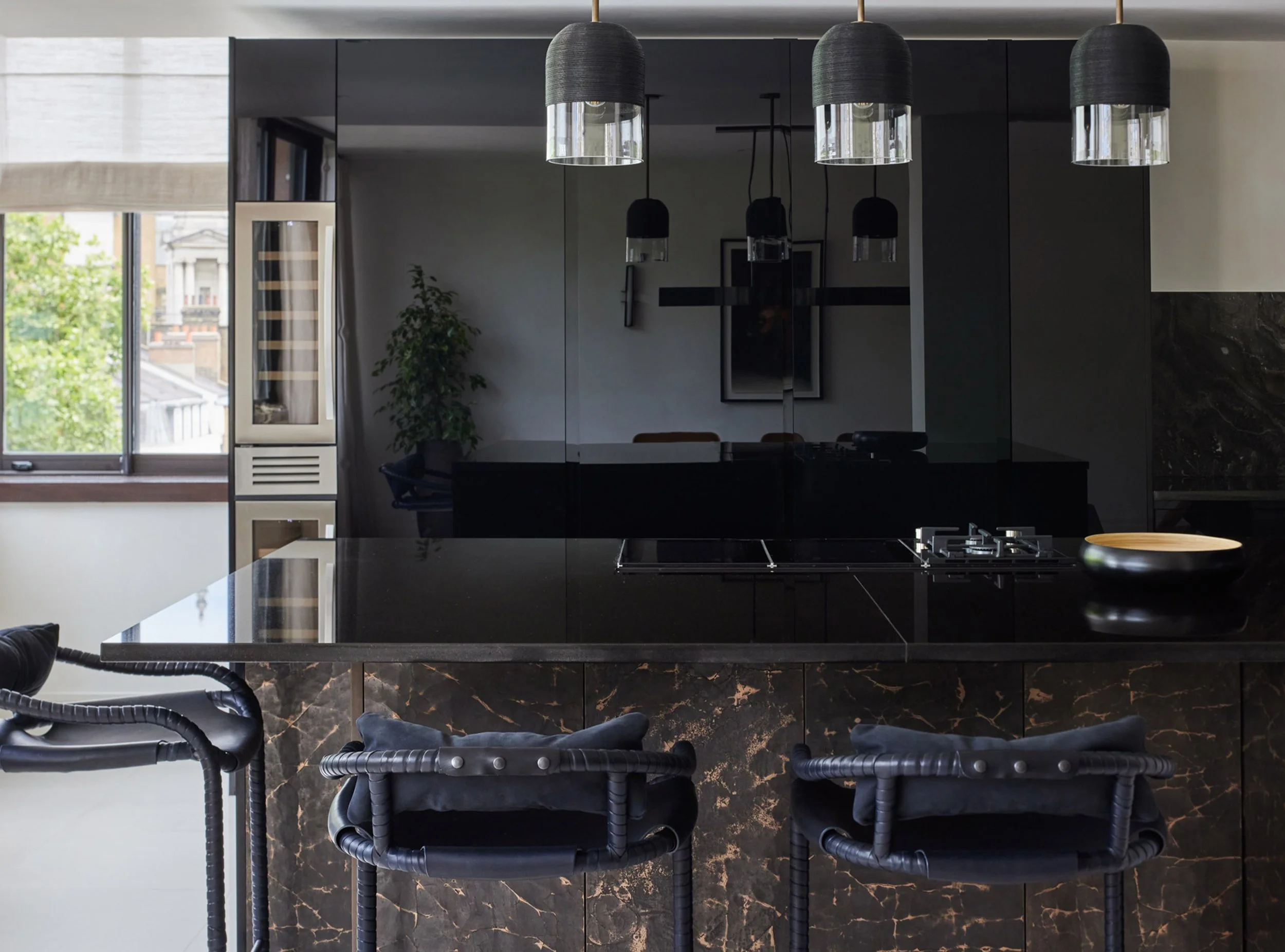 Calm-Mayfair-retreat-_0001_Stylish-contemporary-black-polished-kitchen.jpg