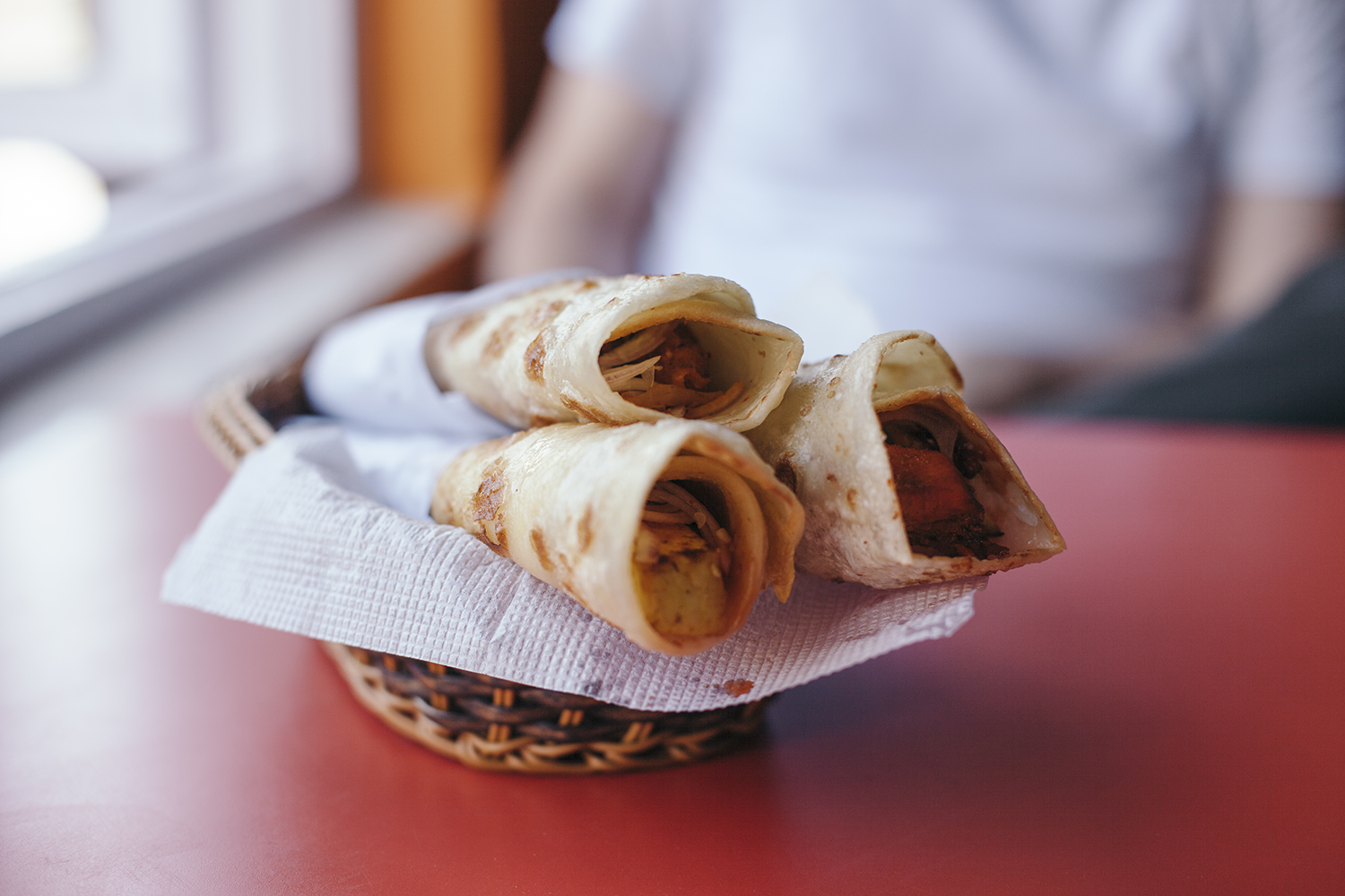 Katti rolls z kurczakiem, serem paneer i jajkiem