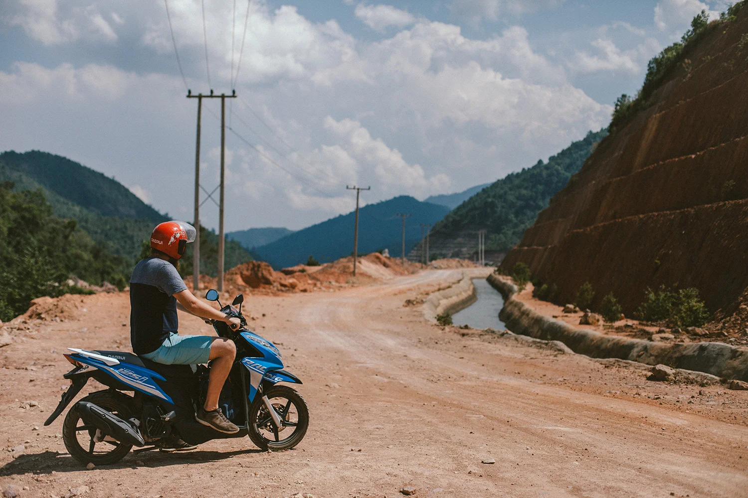 Luang Prabang to Phonsavan (Plain of Jars) by bus | HandZaround
