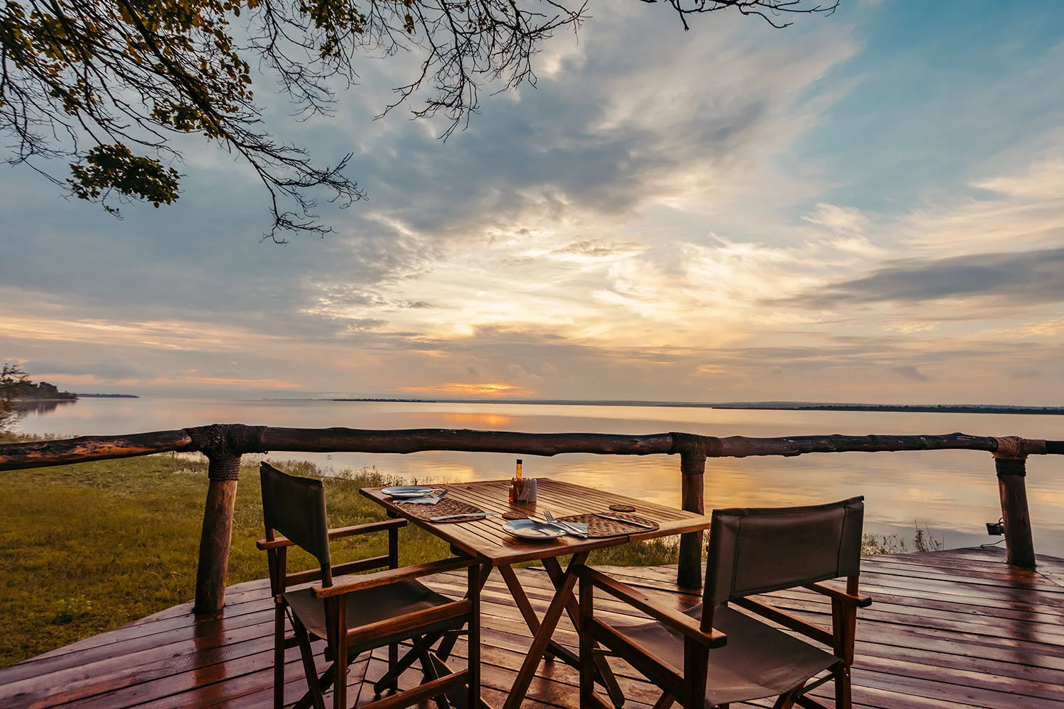 12_Hospitality_Photography_Video_Portfolio_HandZaround.jpg