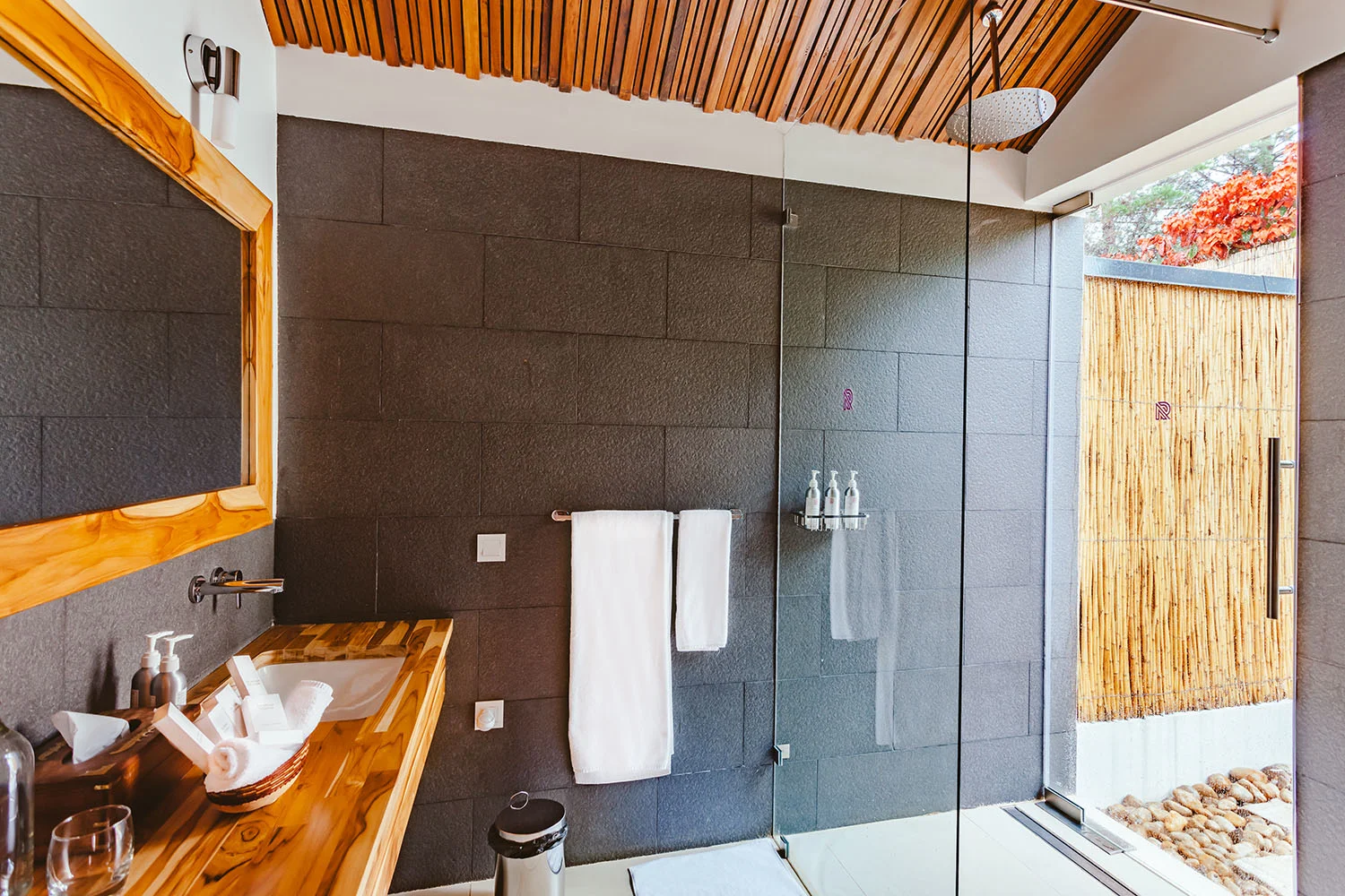 15_Hospitality_Photography_Video_Portfolio_HandZaround.jpg