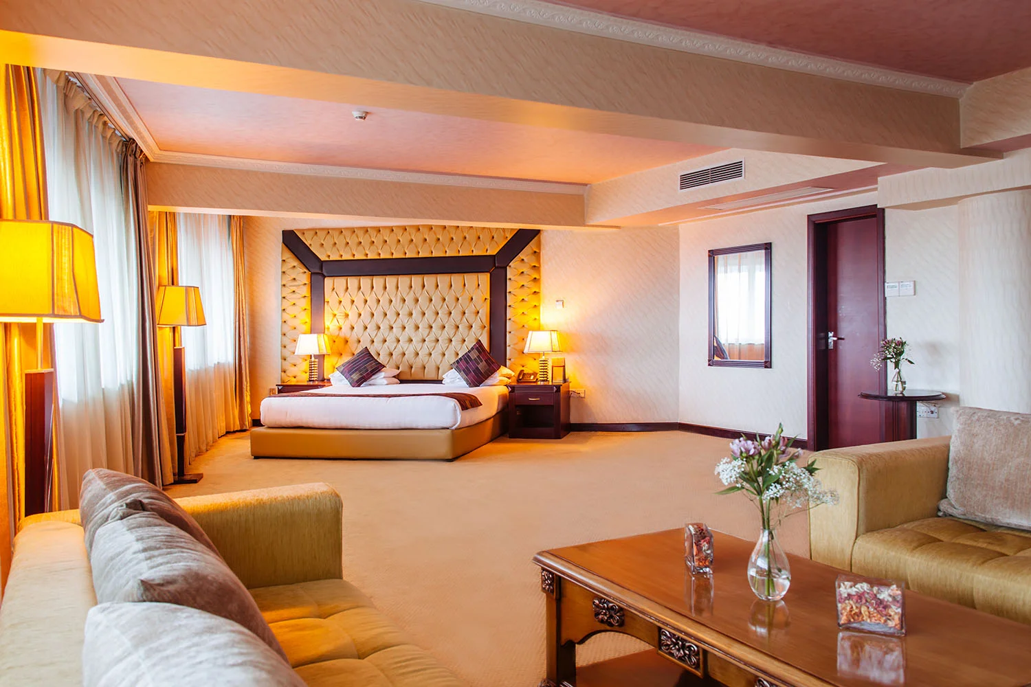 20_Hospitality_Photography_Video_Portfolio_HandZaround.jpg