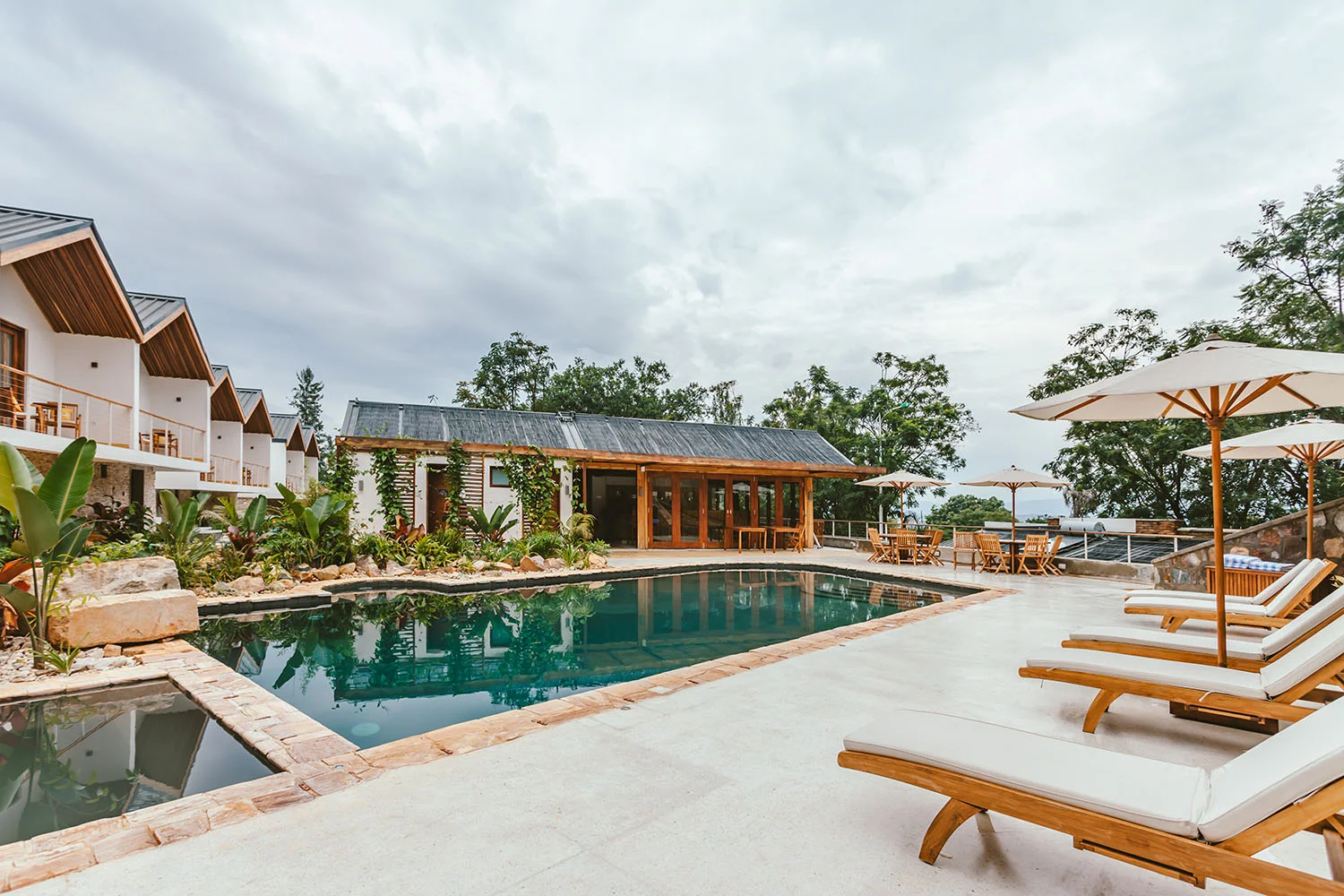 26_Hospitality_Photography_Video_Portfolio_HandZaround.jpg
