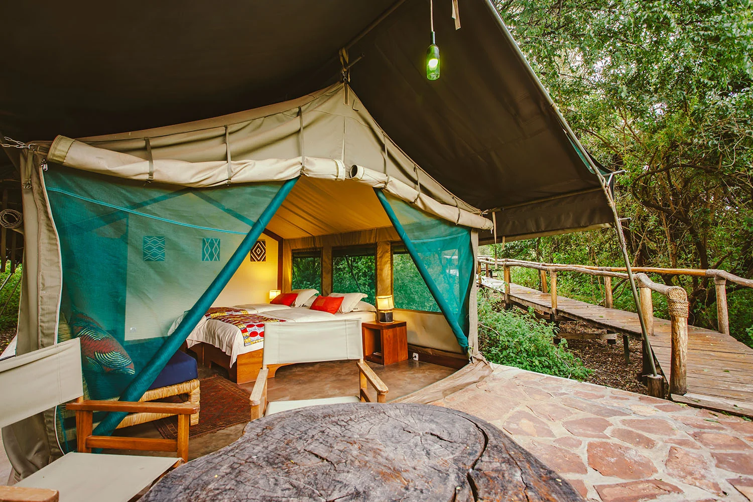 28_Hospitality_Photography_Video_Portfolio_HandZaround.jpg