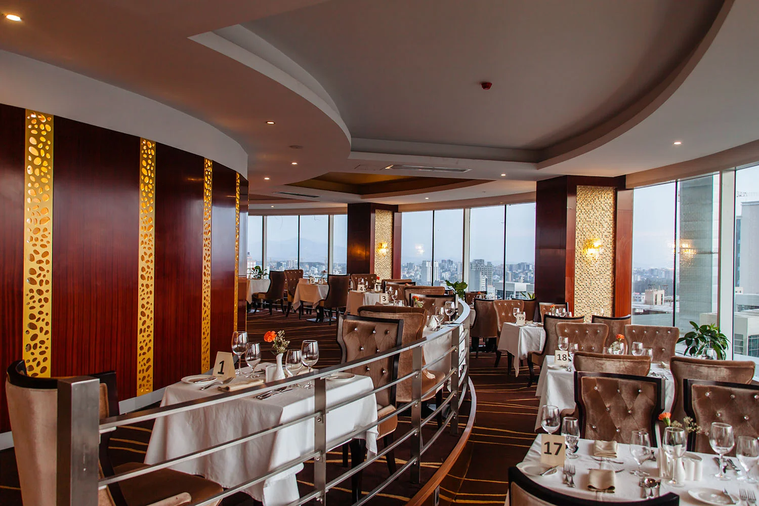 30_Hospitality_Photography_Video_Portfolio_HandZaround.jpg
