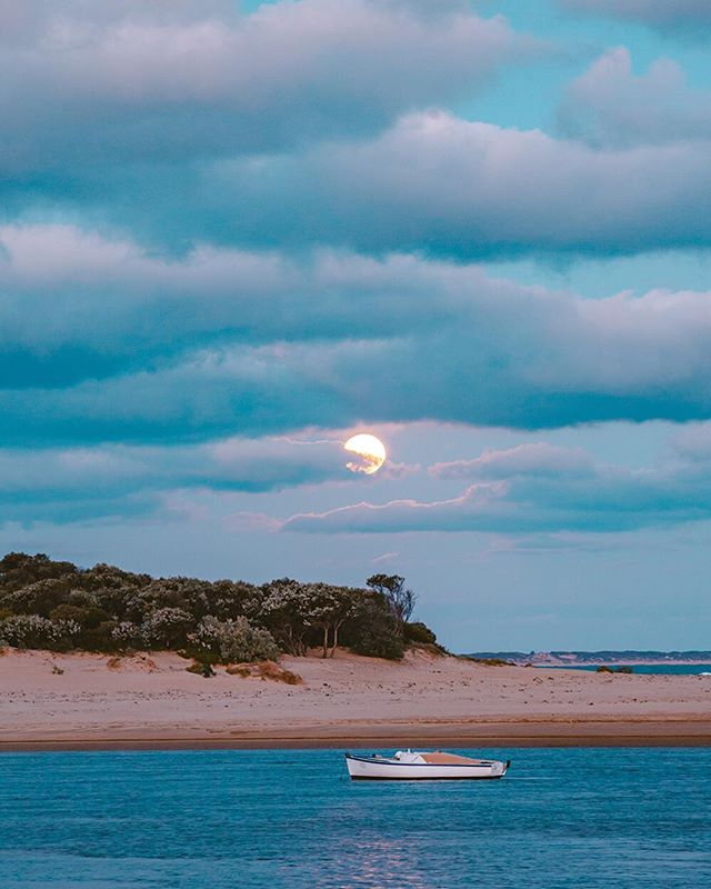 There&rsquo;s something pretty special about a full moon rise! It seems to have a calming effect on everything nearby.
&bull;&bull;
&bull;&bull;
&bull;&bull;
&bull;&bull;
#HandZaround #HandZaroundAustralia
&bull; &bull; &bull;
#australia#victoria#vis