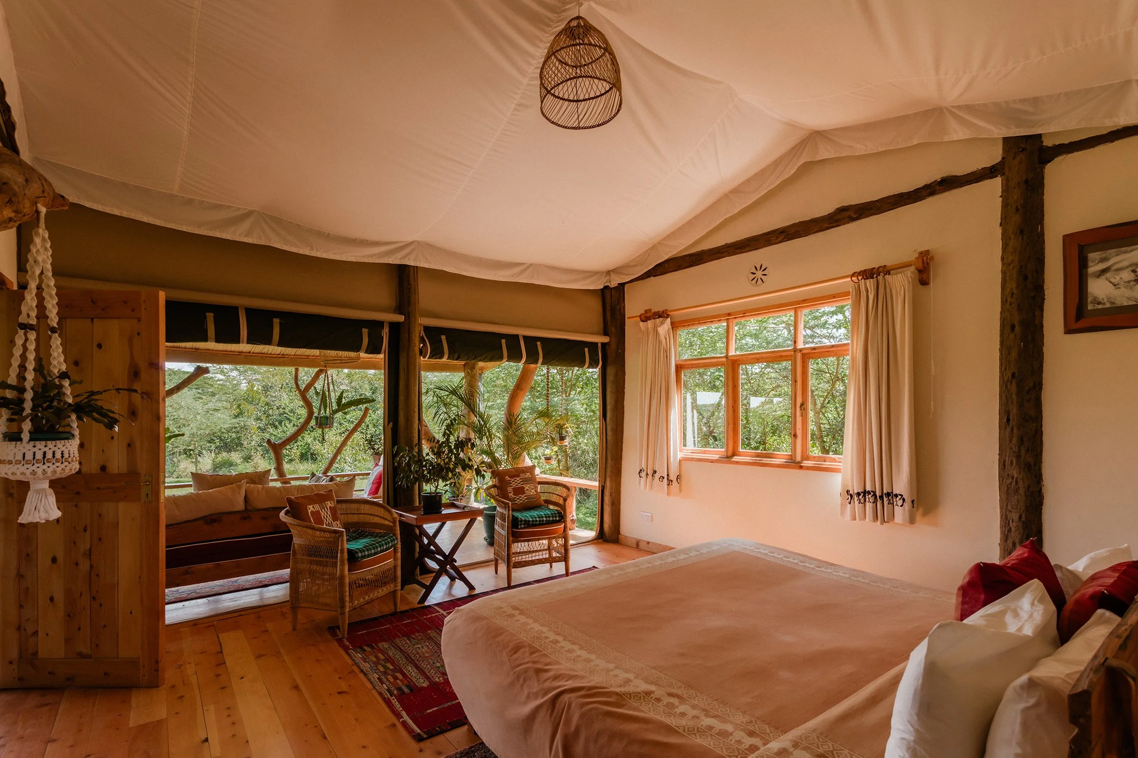handzaround_ol-pejeta-safari-cottages_family-safari-kenya_bedroom.jpg