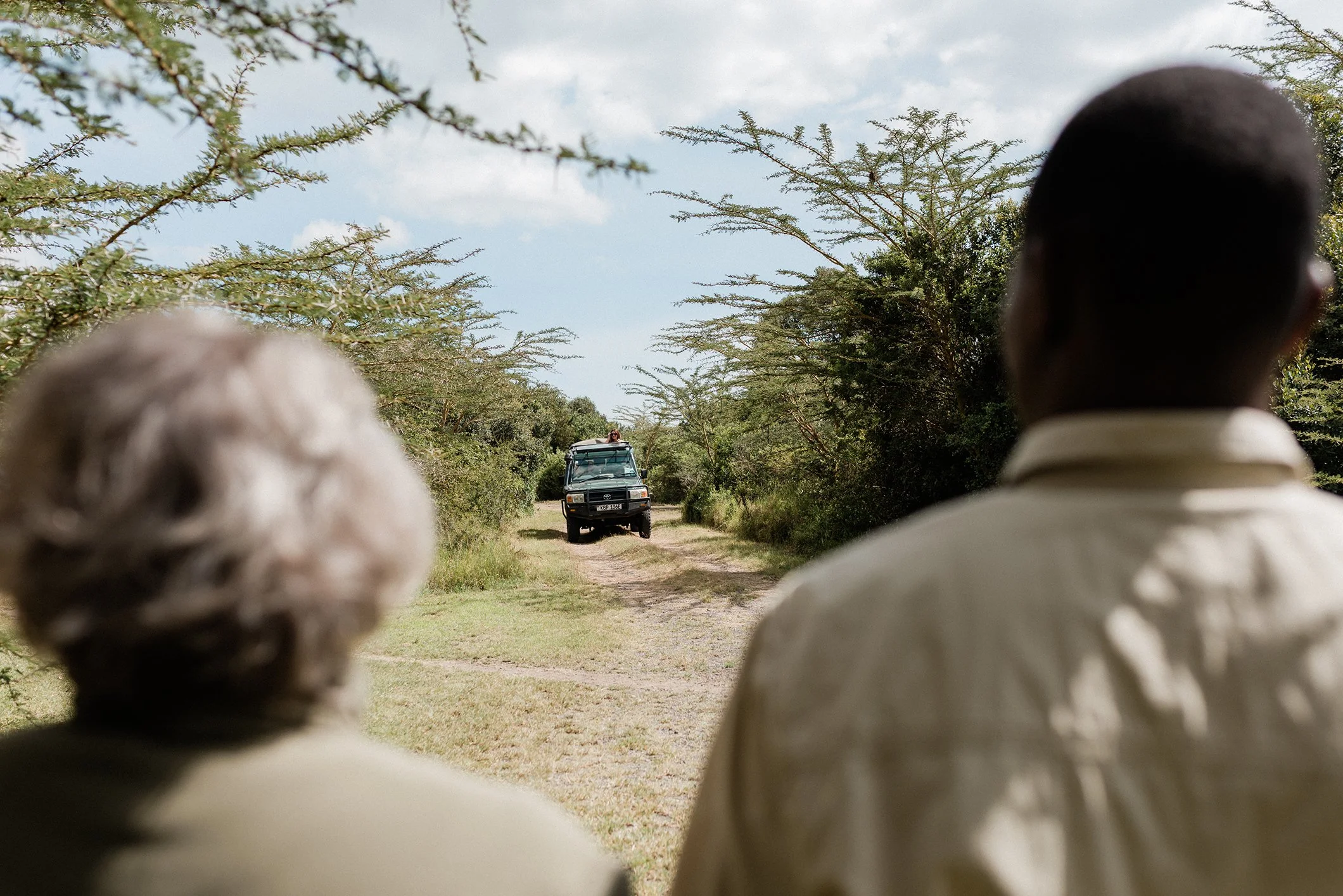 handzaround_ol-pejeta-safari-cottages_family-safari-kenya_car-arriving.jpg