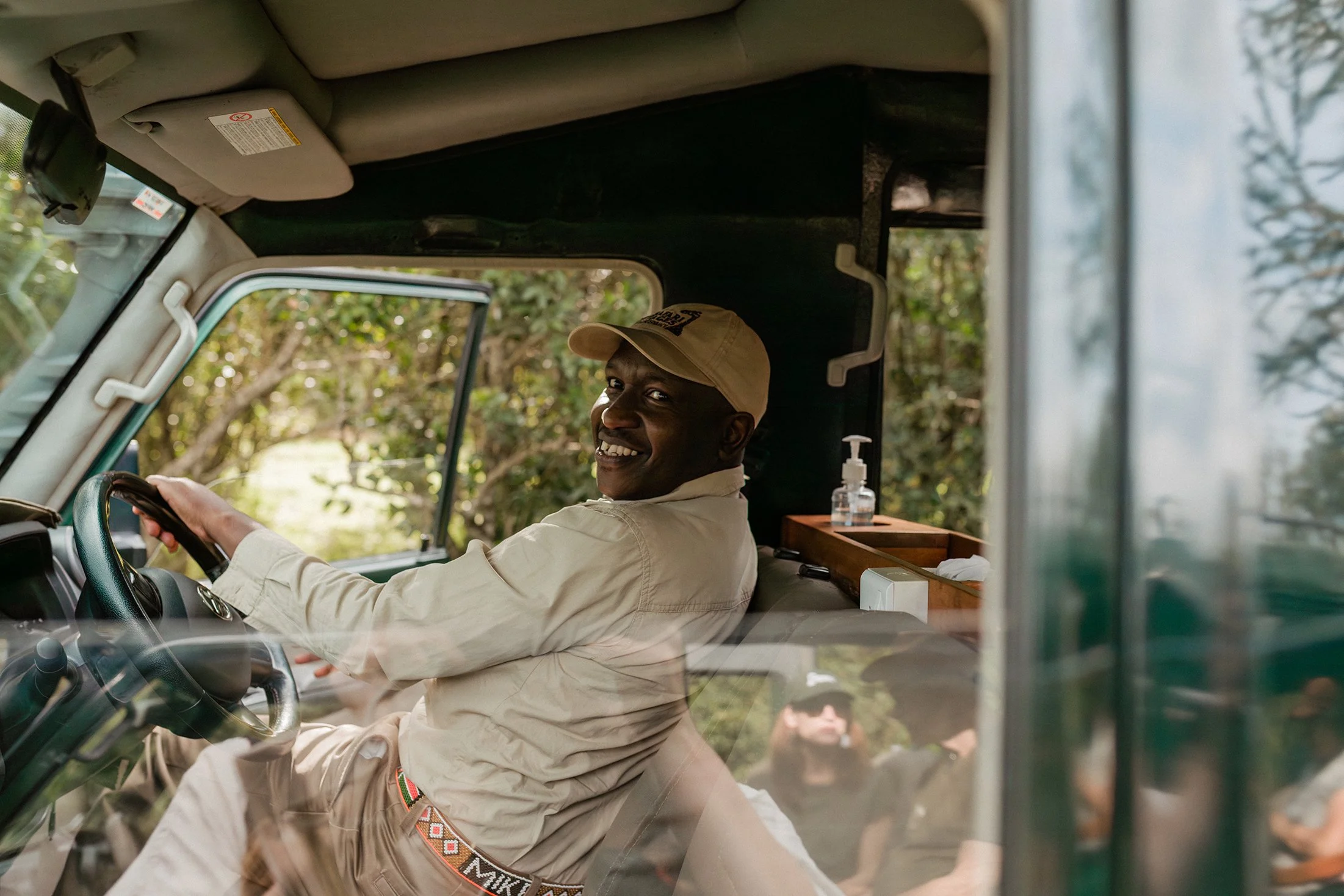 handzaround_ol-pejeta-safari-cottages_family-safari-kenya_driver.jpg