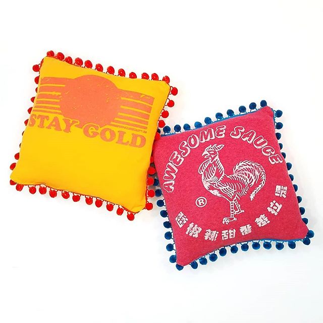 Having a blast #upcycling cute #tees and #shirts into pillows! ⏭SWIPE to see the back sides, one was a men's shirt!⏭
These #upstyled treasures are a new addition to Oina's Room.  #oinasroom #oldisnewagain
.
.
.
.
#tshirts #screentees #pompoms #makers