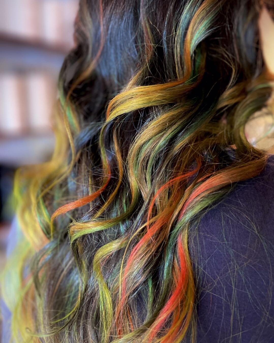 Check out this colorful head of hair!! 🧡 Marissa and Kat spent almost 4 1/2 hours together yesterday concocting this gorgeous look! 🤭

#lanzahealinghaircare #atlhair #lanzasalon #colgahairsalon #colga #olaplex #colgahair #uptowncolga #alwaysuptown 