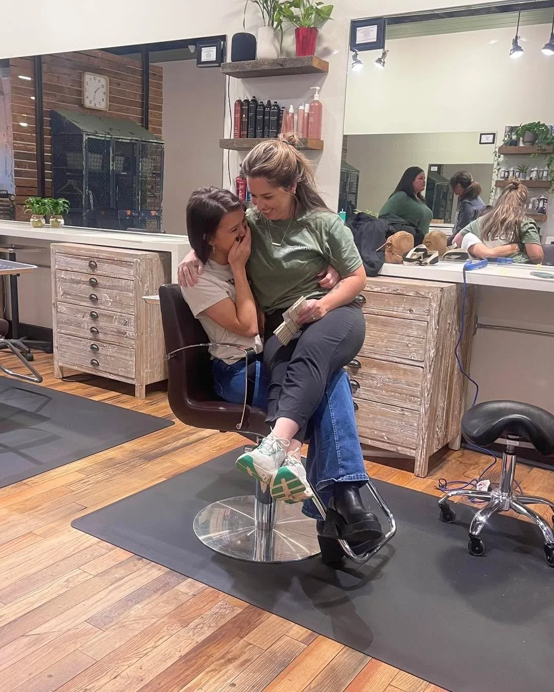 Show a little love today! We are some huggers up in here!! 🤗💘

#lanzahealinghaircare #atlhair #lanzasalon #colgahairsalon #colga #olaplex #randco #colgahair #uptowncolga #alwaysuptown #randcohair #ftbenninghair #everythinguptown #uptown #501salonex