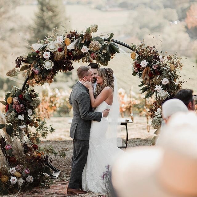 More weddings overlooking vineyards! 👌🏻