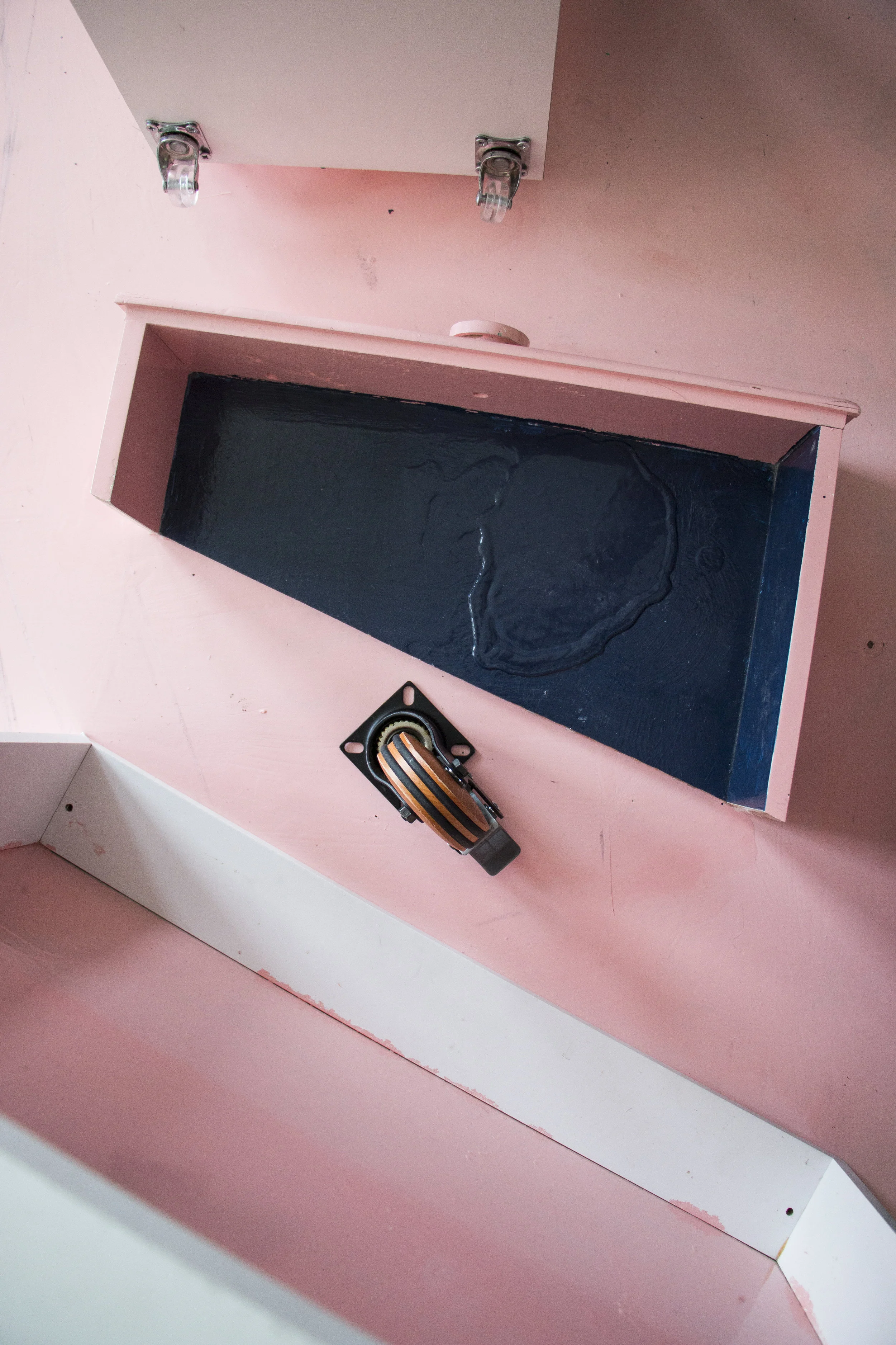  Performance, Mixed media, Netherlands 2016 (Swipe right to the end to see the video documentation.)     Intro  Gerrit Reitveld is a famous Dutch furniture designer and architect. His iconic masterpiece is the Red and Blue Chair, which is influenced 