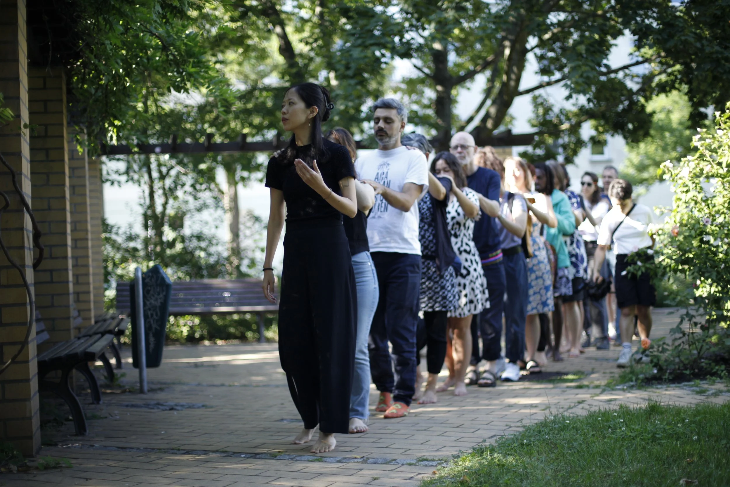  A journey to explore the wisdom of touch has been taken across different contexts, after being a mom. Between 2022 and 2024, collective walks were conducted at Taipei Performing Arts Center, Flux I bell sTRUcTURs in Berlin, and Est-Nord-Est Résidenc