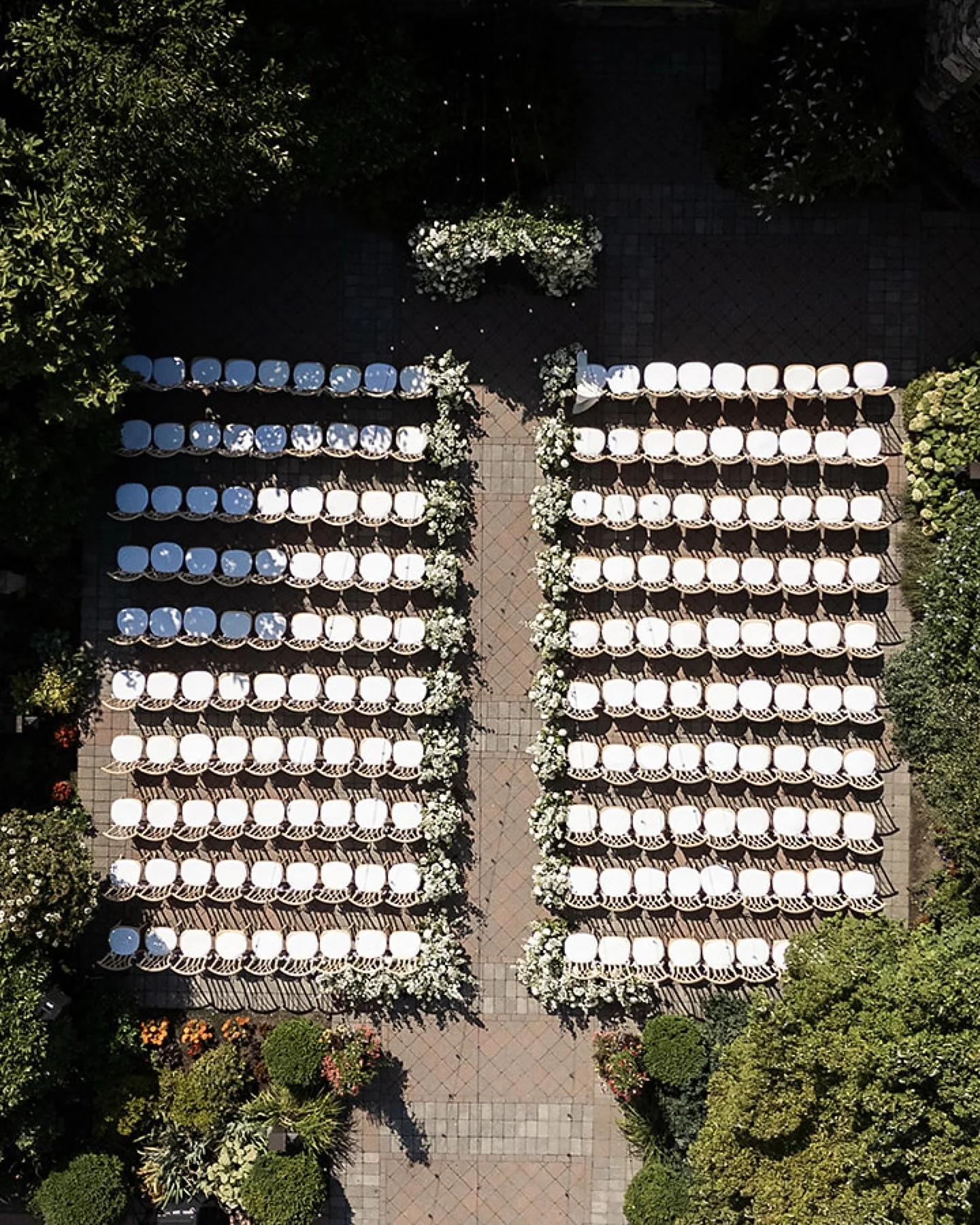 Sharing a little ceremony magic from Willowdale Estate. Nestled in the heart of Bradley Palmer State Park, this mansion has been around since 1901, and you can feel every bit of its history when you walk through. The stone walls, the tucked-away gard