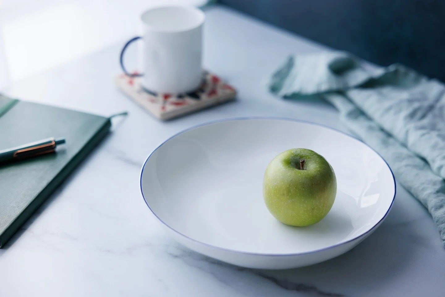 [Granny Smith]
&copy; Kelly Lee

청사과의 이름 때문인지 Granny Smith 하면 할머니가 떠오른다. 1980년대, 양식 요리가 조금씩 한국에 스며들던 시절, 엄마는 전기밥솥에 청사과로 애플파이를 만들어줬었다.
처음 접한, 신기하고도 낯선 맛.
정식 애플파이는 아니었기에 다시는 그 맛을 찾을 수 없고, 이젠 어떻게 만들었는지 물어볼 수도 없는 내 기억 속에만 존재하는, 사라진 맛이 되어버렸다.
얼마 전, 소용이가 데