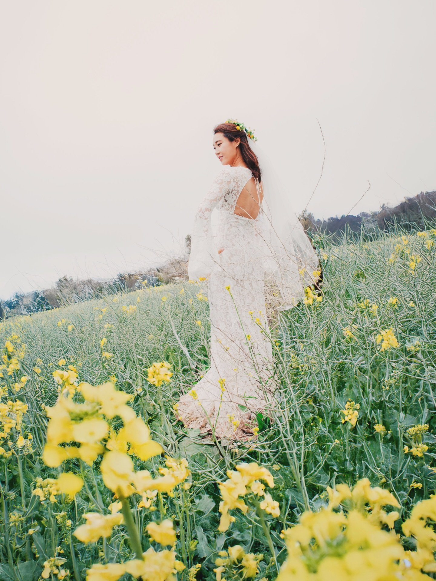 11월 7일,
광렬오빠의 지안언니가 별이 되었다.

지난 5월,
새벽에 올림픽공원 대로 한복판에서 짐들을 질질 끌며 오랜만에 광렬오빠를 보는구나 하며 기다리고 있었다. 오랜만에 본다는 기대감이 무색하게, 너무나도 며칠전에 봤던 바이브와 원래의 차림으로 마주했다.
이런게 오래된 인연의 기류겠지. 

양평 가는길에 서로간의 업데이트를 덤덤히 하고 스벅에 들러 아메리카노를 들고 
계곡이 흐르는 예쁜 빨간 벽돌집에 도착했다.

언니가 좋아하던 꽃국수 