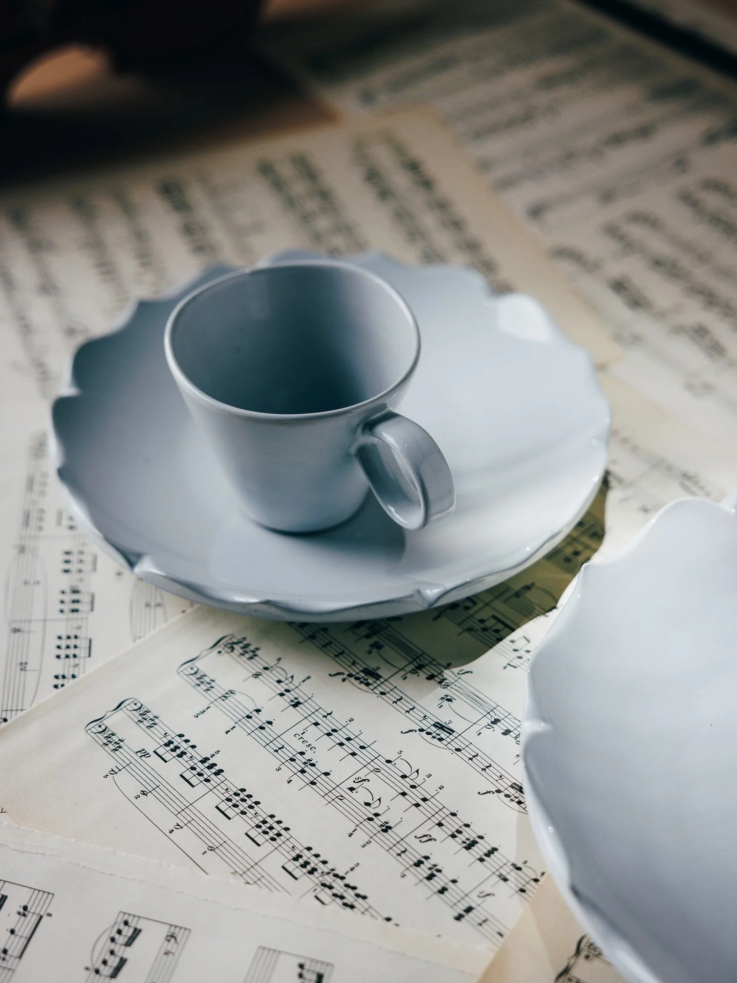 하나의 문이 닫히면 다른 하나의 문이 열리기 마련이다. 
그런데 때로는 그 하나의 문이 너무 쎄게 꽝 닫혀버려서 놀라 주저앉게 된다. 
그 앞에서 한동안 아무것도 보이지 않아서
다른 열린 문을 향할 힘조차 나지 않는다.

내가 스스로 닫아버리는 경우도 있고 
누군가에 의해 닫혀버린 것일 때도 있다. 
그렇게 또 인생은 예상치 못한 흐름으로 흘러가고,
우리 모두는 크고 작은 전환기를 겪는다.
그 시간속에 갇혀 있을 때는 끝없이 길게만 느껴저서 참