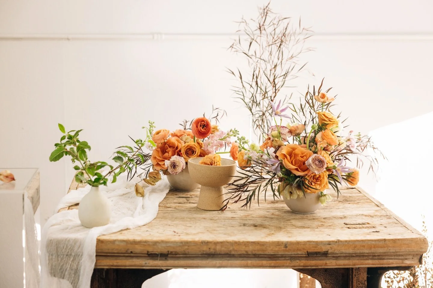 꽃을 사랑하는 사람들.
Flower workshop 사진 의뢰를 받았다. 당연히 워크샵의 behind the scenes와 florist의 포트폴리오, 그리고 웹사이트 홍보용이니까 나는 그 순간을 기록하면 되는 일이었다. 그런데 이야기를 나눠보니, 이번 작업의 진짜 목적은 워크샵에 온 사람들에게 자신들이 만든 꽃과 함께 남는 포트레이트를 선물하고 싶다는 것이었다.
그렇게 되면 완전히 다른 프로젝트가 된다. 장비 세팅도 다르고, 조명도 다르고, 