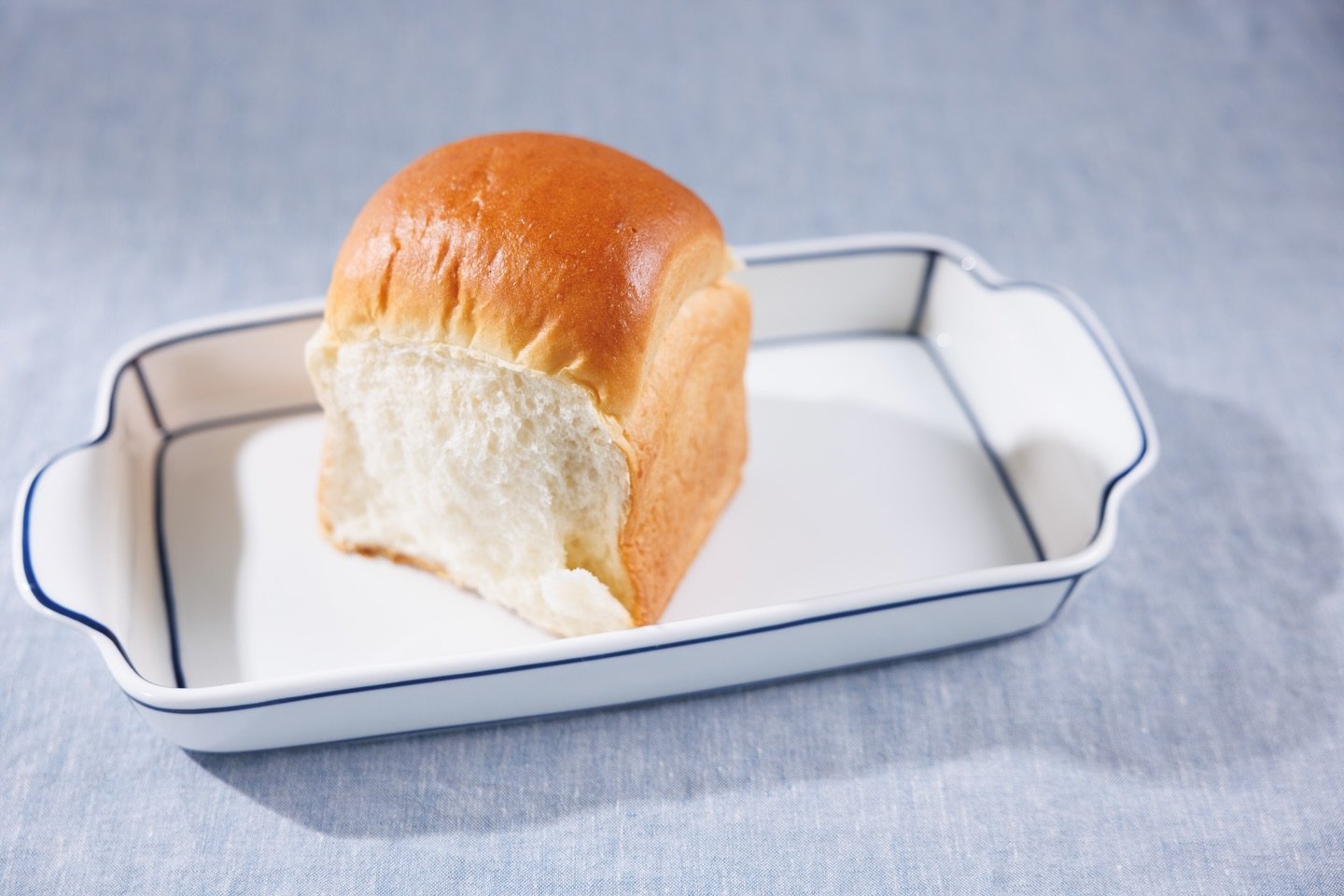 칠레에는 La Once 라는 tradition이 있다. 저녁 후, tea time.
초등학교 4학년밖에 안됬었지만 
그때 나는 세상 가장 맛있는 조합을 알게 되었다.
거친 흰 빵에 버터를 발라 한 입 베어 물고, 따뜻한 홍차를 마시는 것.
빵의 탄수화물이 주는 은근한 단맛과 버터의 rich 한 지방감이 입안에 퍼지고, 곧이어 들어온 홍차의 온도가 버터를 녹이면서 유당의 부드러움이 번지고, 빵은 소프트해진다. 홍차의 향과 버터, 빵이 하나로 섞이