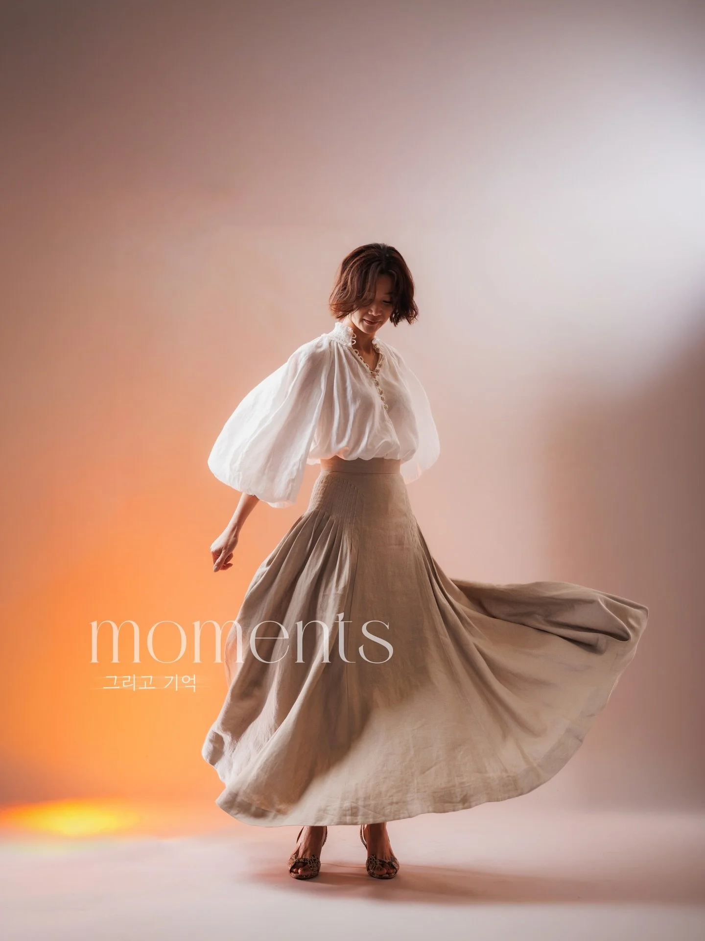 [MOMents 그리고 기억]

Deb&iacute; tirar m&aacute;s fotos 
De cuando te tuve
Deb&iacute; darte m&aacute;s besos y abrazos 
Las veces que pude

&ldquo;진짜 슬픈은 단지 무언가를 잃는 것이 아니라 누군가가 존재했던 때에 자신을 가득 적셨던 풍요로운 감정이 재현되는 것이라고 깨달았다. 그 누군가를 잃는 것은 고통이지만 견딜 수 있을 만한 것