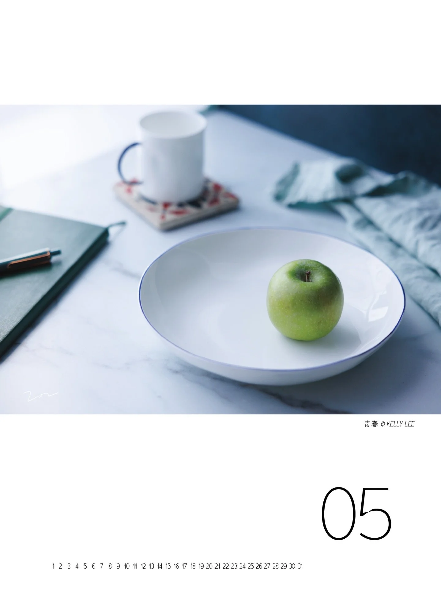 [靑春]
&copy; Kelly Lee

청사과의 이름 때문인지 Granny Smith 하면 &ldquo;할머니&rdquo; 라는 단어가 떠오른다. 1980년대, 양식 요리가 조금씩 한국에 스며들던 시절, 엄마는 전기밥솥에 청사과로 애플파이를 만들어줬다.
처음 접한, 신기하고도 낯선 맛.
정식 애플파이는 아니었기에 다시는 그 맛을 찾을 수 없고, 이젠 어떻게 만들었는지 물어볼 수도 없는 내 기억 속에만 존재하는, 사라진 맛이 되어버린.
소용이가