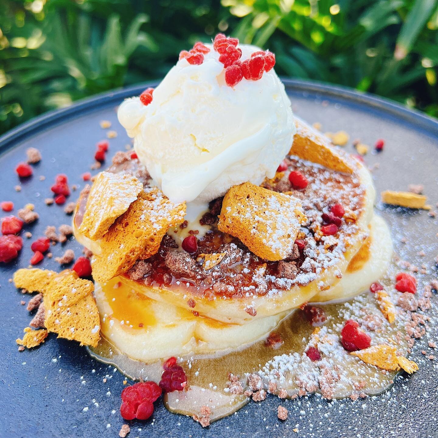 Mother&rsquo;s Day Special 🌷Caramelised White Chocolate Pancakes ✨
2 pancakes with house-made caramelised white chocolate sauce, house-made honeycomb, chocolate rocks, ice cream, raspberry  GF
.
.
.
#thejampantry #brisbaneeats #brisbanecafe #brisban