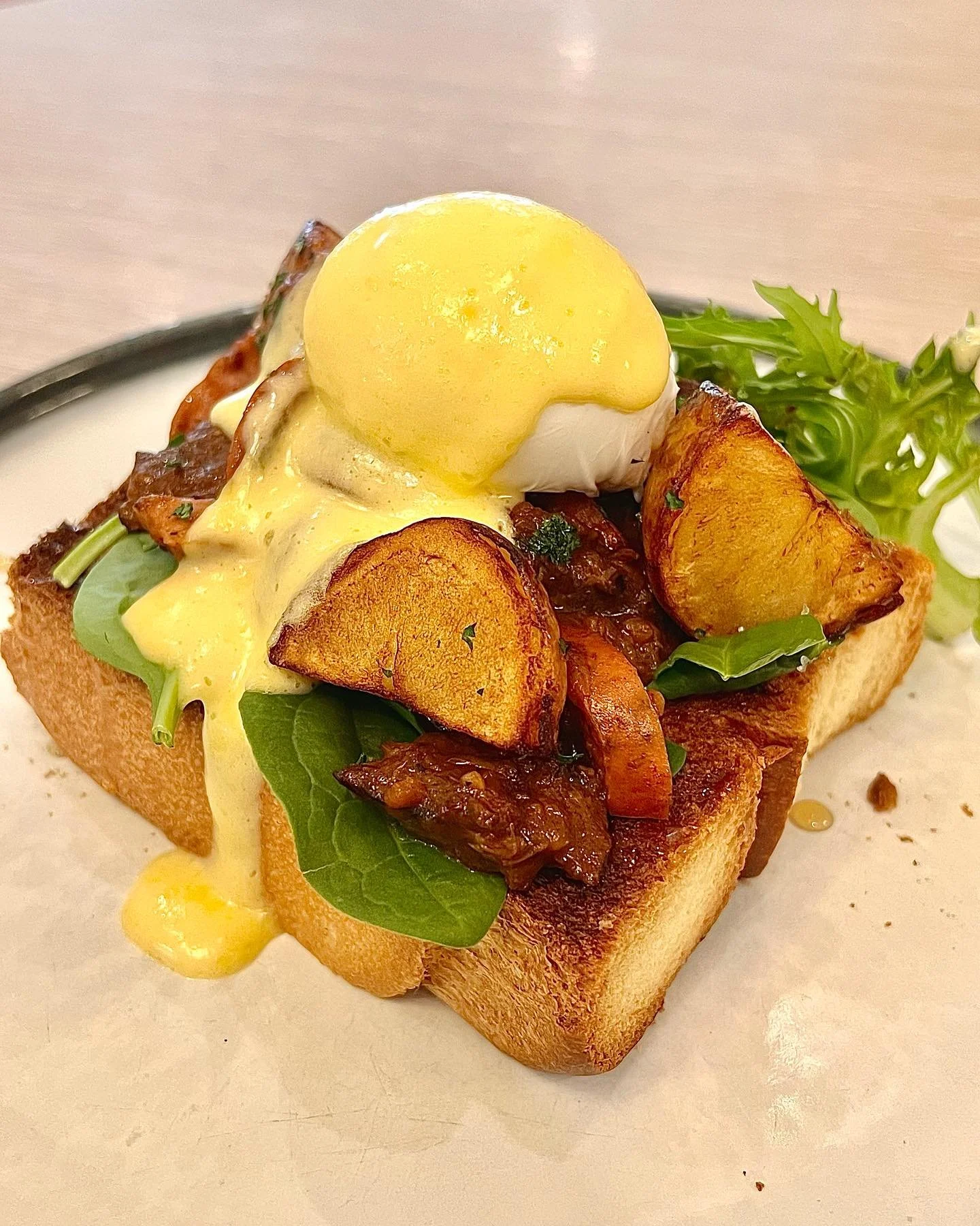 ✨New Chef Special ✨Beef Boat 
garlic thick brioche toast top with slow cooked beef, chorizo, spinach, potatoes, poached egg, fresh house-made lemon hollandaise, honey 
.
.
.
#thejampantry #brisbaneeats #brisbancafe #brisbanfoodie #coffee #brunch #gre