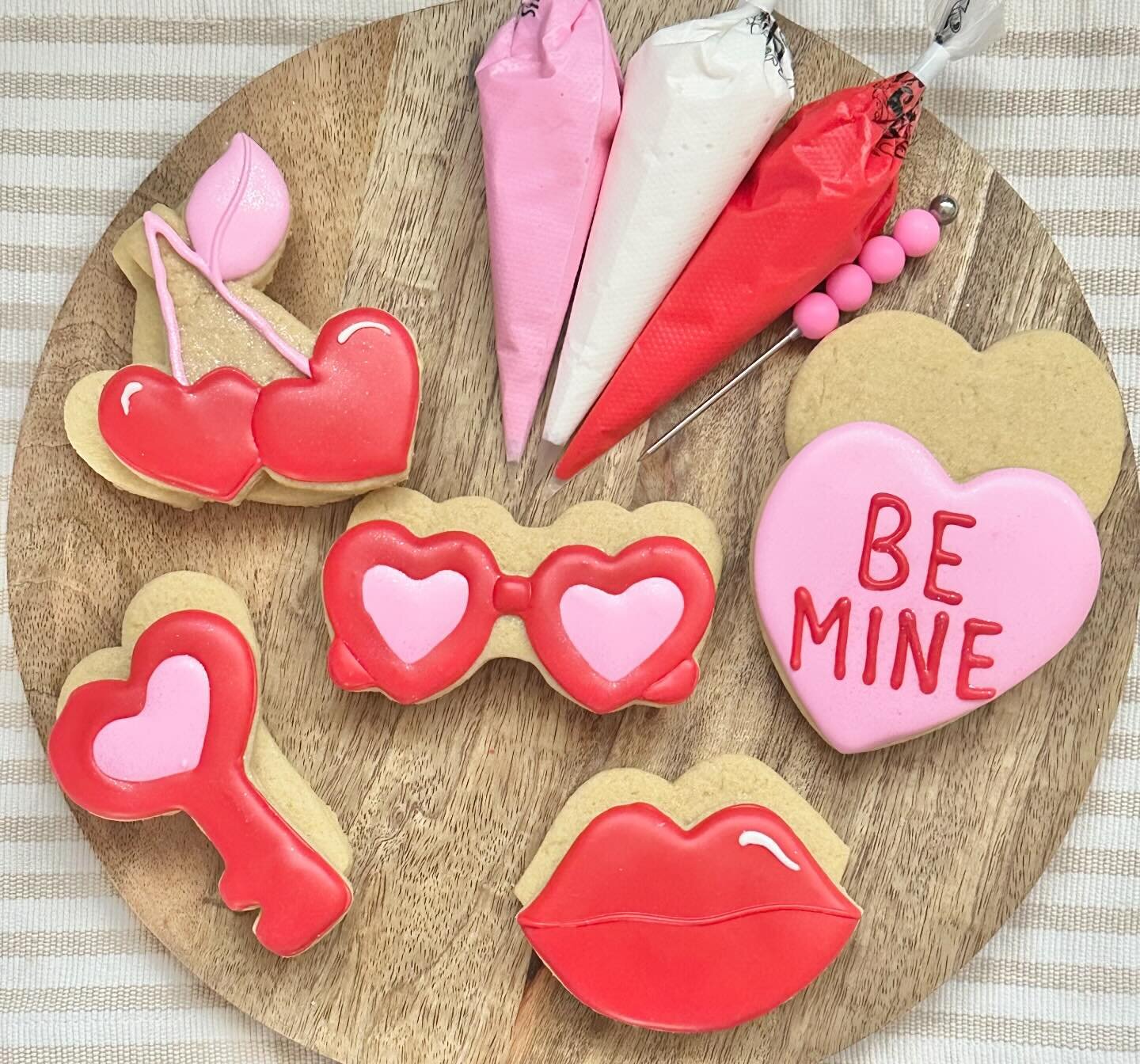 📣📣📣 Grab your girlfriends and sign up for our Galentine&rsquo;s Cookie Decorating class by @sugarsweetsbyjackie in @thebyhclassroom 🩷💖🥰🍷
Saturday, February 10th
10-12
Just click the Classroom tab on our website for all the details!!! 
#galenti