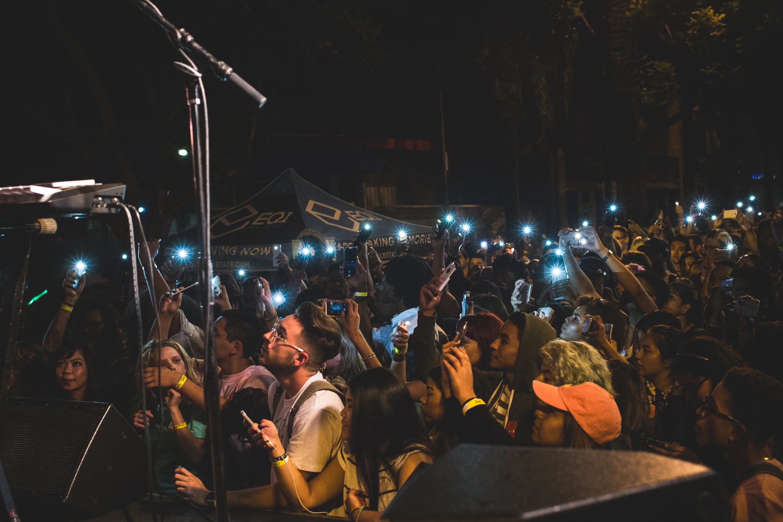 SJZ . THE INTERNET . CROWD SHOT W LIGHT.jpg