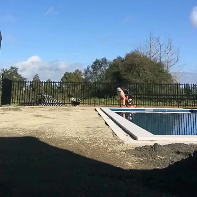 The hard graft continues; filling about 90-100mils of Crusher Dust (Gap 7) in order to have a compacted level base. This enables us to have level grounding and makes laying the lawn an easier task. Extremely important step in our Unreal Grass Installation.
#GLG #hamilton #waikato #newhome #artificialgrass #unrealgrass #belle #crusherdust #gap7 #metal #compactor