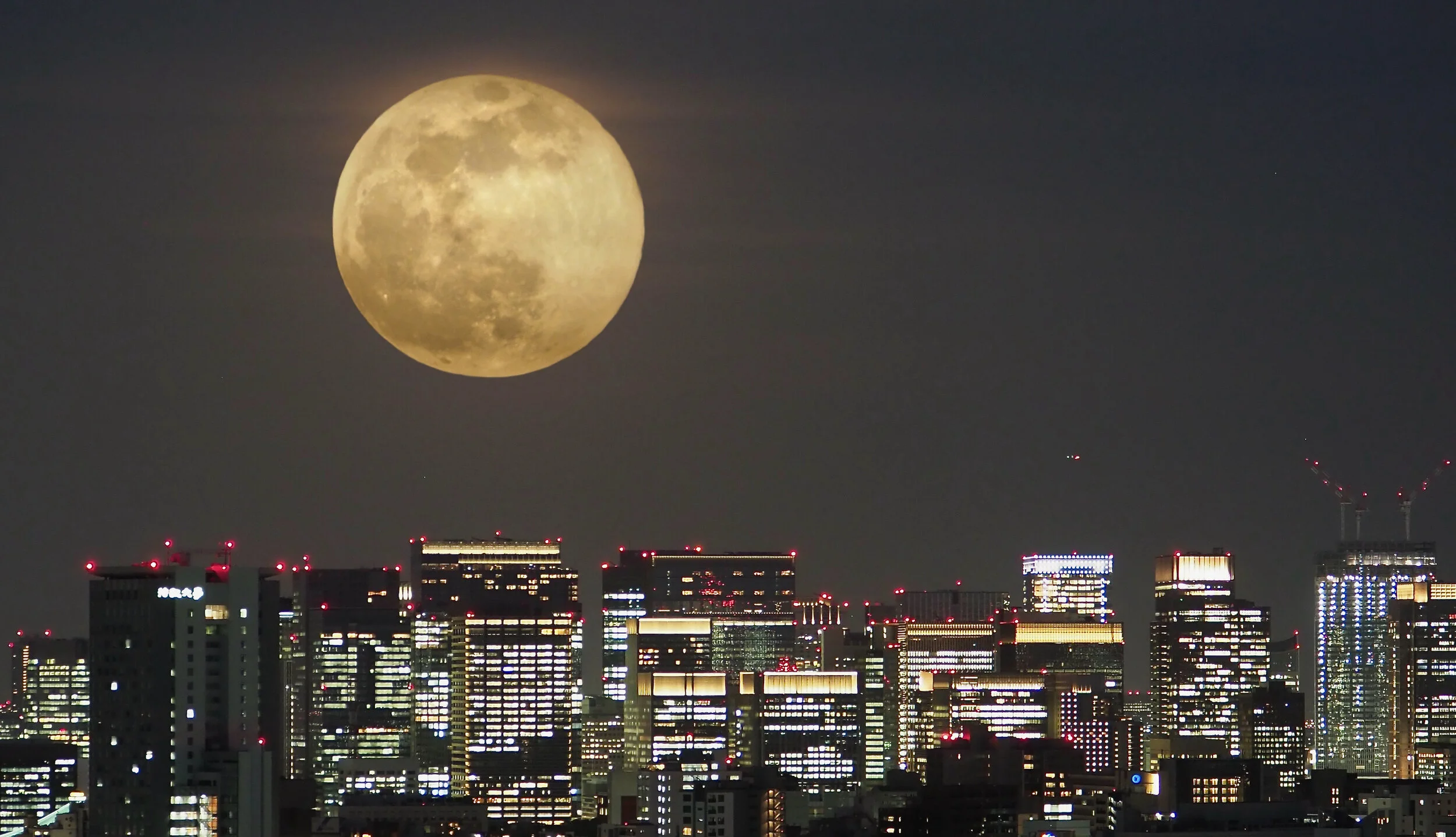 Super Moon, or just a super Illusion?