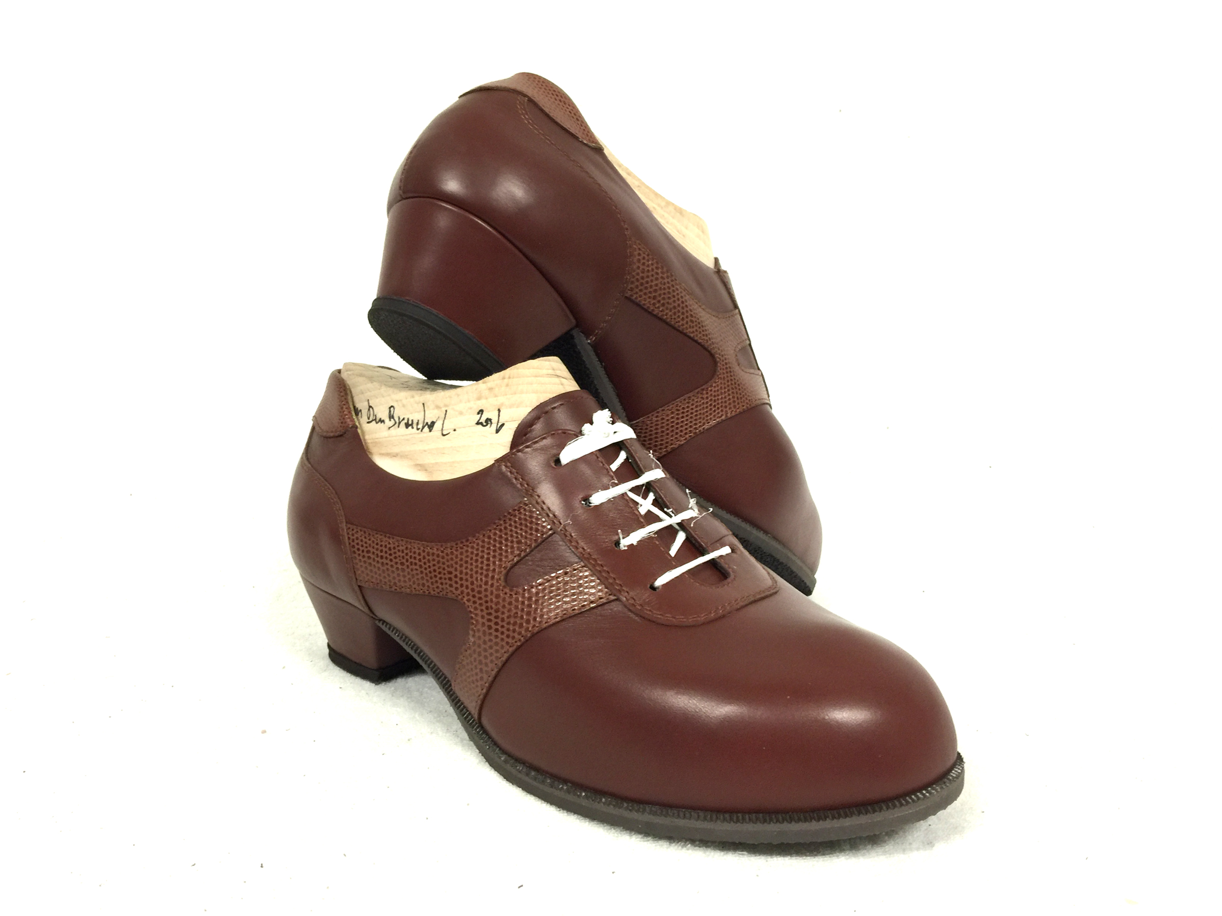 Damesschoenen, herenschoenen, kinderschoenen, binnenschoenen, badschoenen, elegant, mooi, modern, orthopedische sneaker.