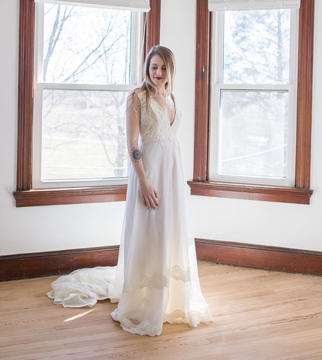 This redesigned vintage gown is now 20% off! Size M/L
.
.
.
#vintagebridal #weddinginspiration #vintagebride #ethicalwedding #ethicalbride #sustainablebridal #sustainablefashion #bohoweddingdress #vintageweddingdress