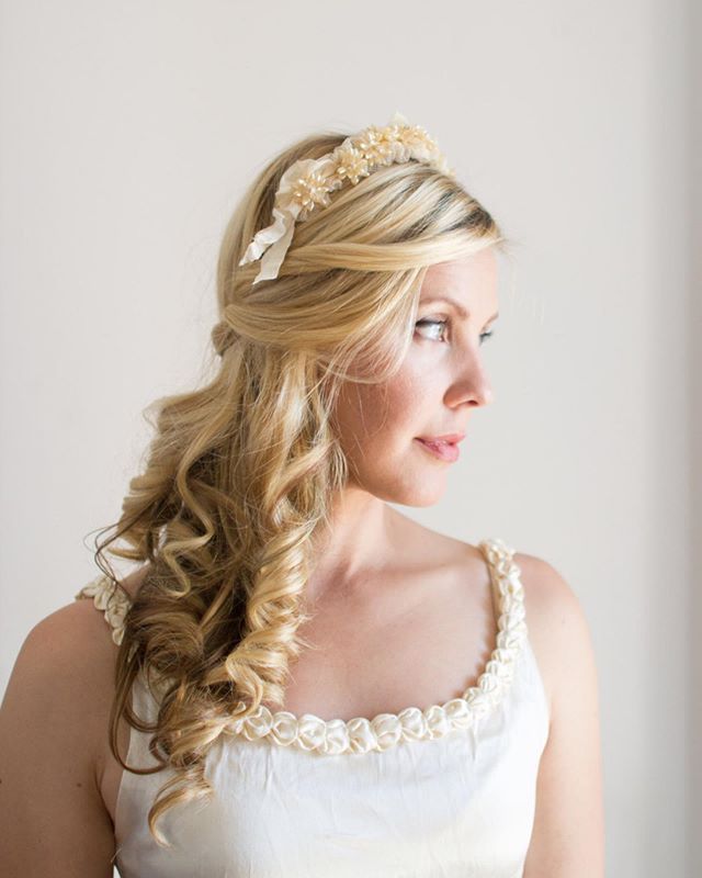 This antique wax flower crown is practically a steal at 20% off and free shipping! 🤩
.
.
.
.
#vintagebride #vintagebridal #weddinginspiration #ethicalwedding #ethicalbride #sustainablebridal #sustainablefashion #sustainableweddings #waxflowercrown #