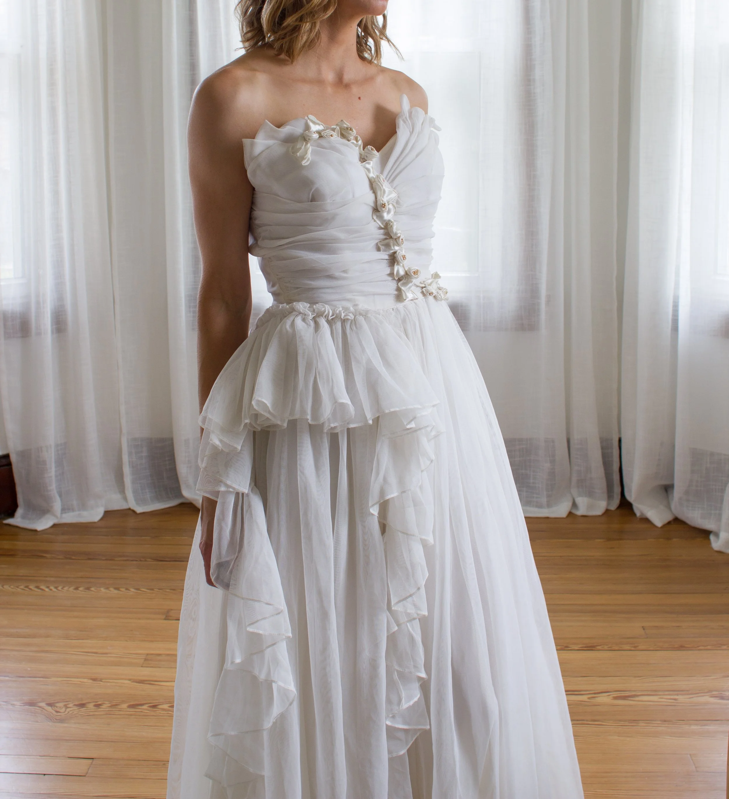 The dreamiest 1940&rsquo;s strapless dress 🕊️