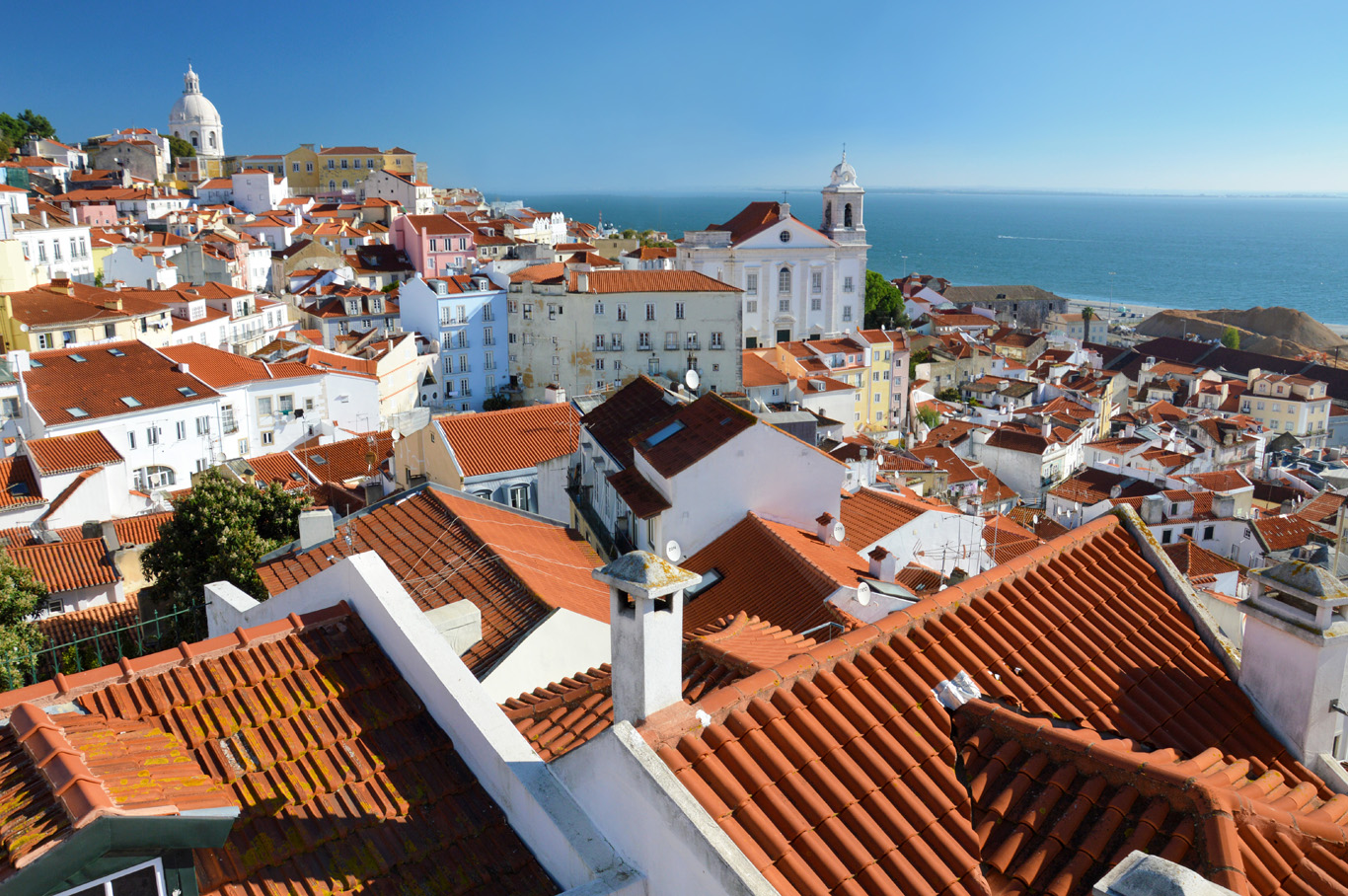   Um dos miradouros de Lisboa    veja mais  