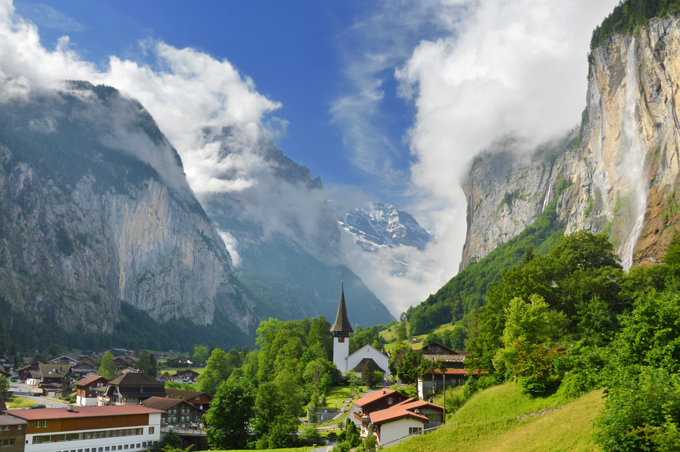   Waterfall in Lauterbrunnen     more info   