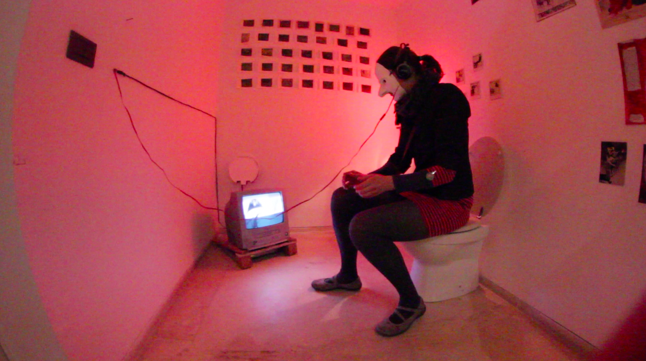 instal_flatmates_perfopening_Pilamask_ontoliet_2014.png