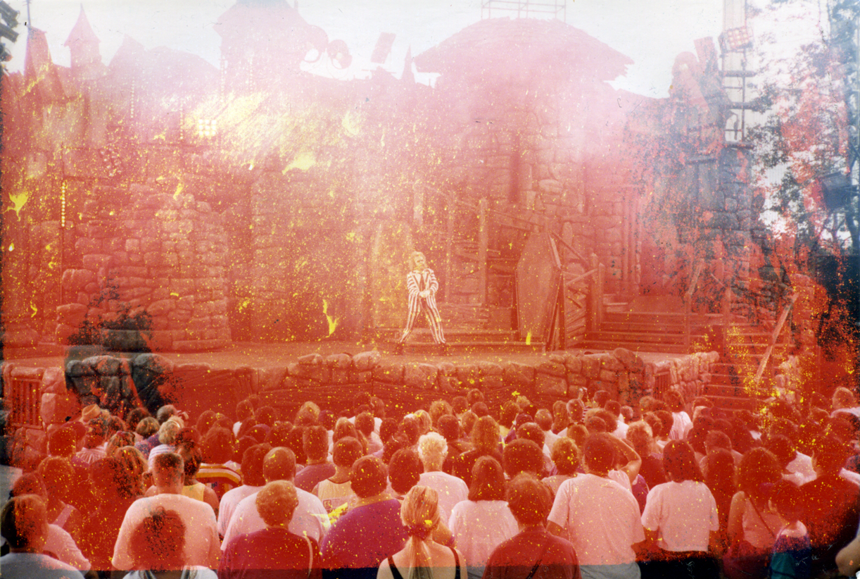 crowd-watching-spectacle-orange-deterior-everywhere_s.png