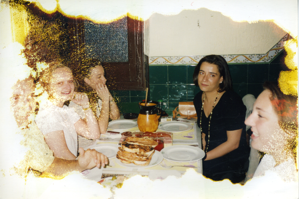diner-with-black-haired-woman-and-friends_s.png