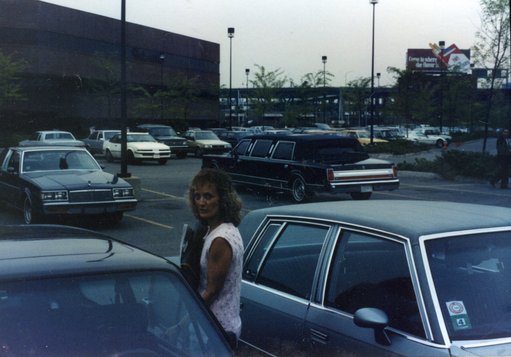 woman-with-blond-wawy-hair-on-parkinglot-USA_s.png